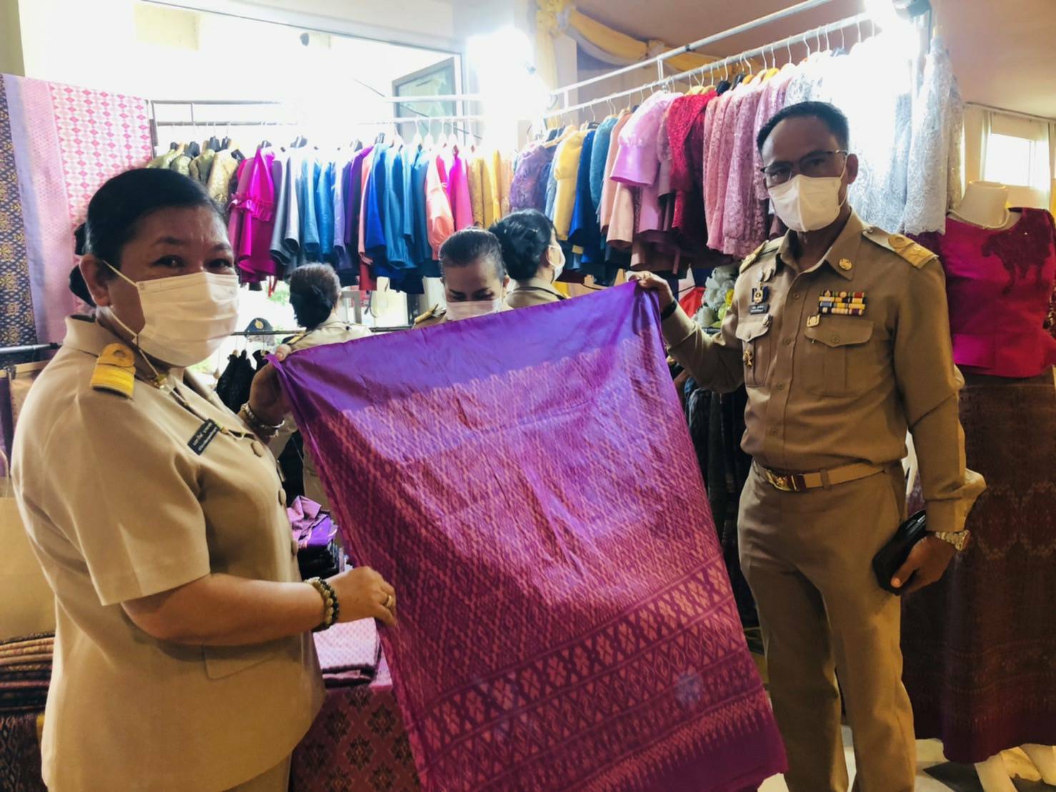 ?จว.ขอนแก่น : มอบโล่รางวัล การประกวดการแต่งกายด้วยผ้าไทย เนื่องใน “วันสตรีสากล” ประจำปี 2565 พร้อมทั้งจัดแสดงและจำหน่ายสินค้าชุมชน ผลิตภัณฑ์ OTOP ในการประชุมหัวหน้าส่วนราชการ ระดับจังหวัด?