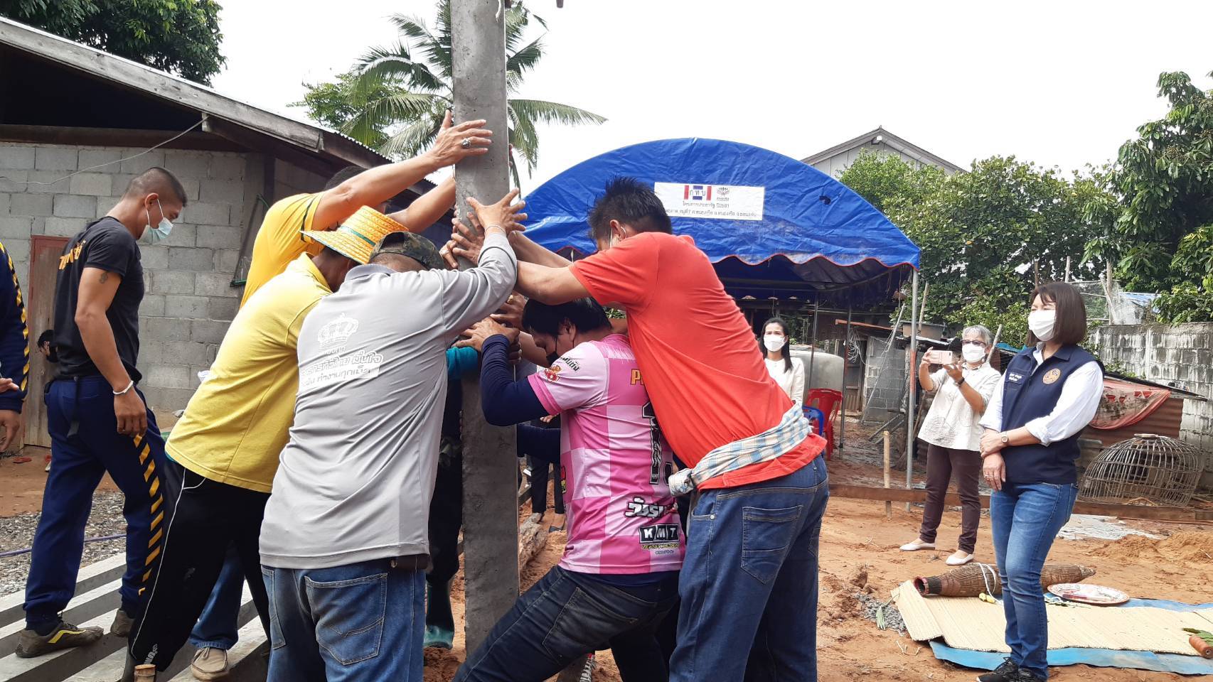 จังหวัดขอนแก่น :  ผู้ว่าราชการจังหวัดขอนแก่น มอบหมายให้พัฒนาการจังหวัดขอนแก่น ตรวจเยี่ยมการดำเนินการลงเสาเอกบ้านของครัวเรือนเป้าหมาย ตามนโยบายของรัฐบาลในการขจัดความยากจนและพัฒนาคนทุกช่วงวัยอย่างยั่งยืน ตามหลักปรัชญาของเศรษฐกิจพอเพียง  ภายใต้ยุทธศาสตร์ “แก่นคูน เกื้อกูล คนขอนแก่น ไม่ทอดทิ้งกัน”  อำเภอหนองเรือ จังหวัดขอนแก่น