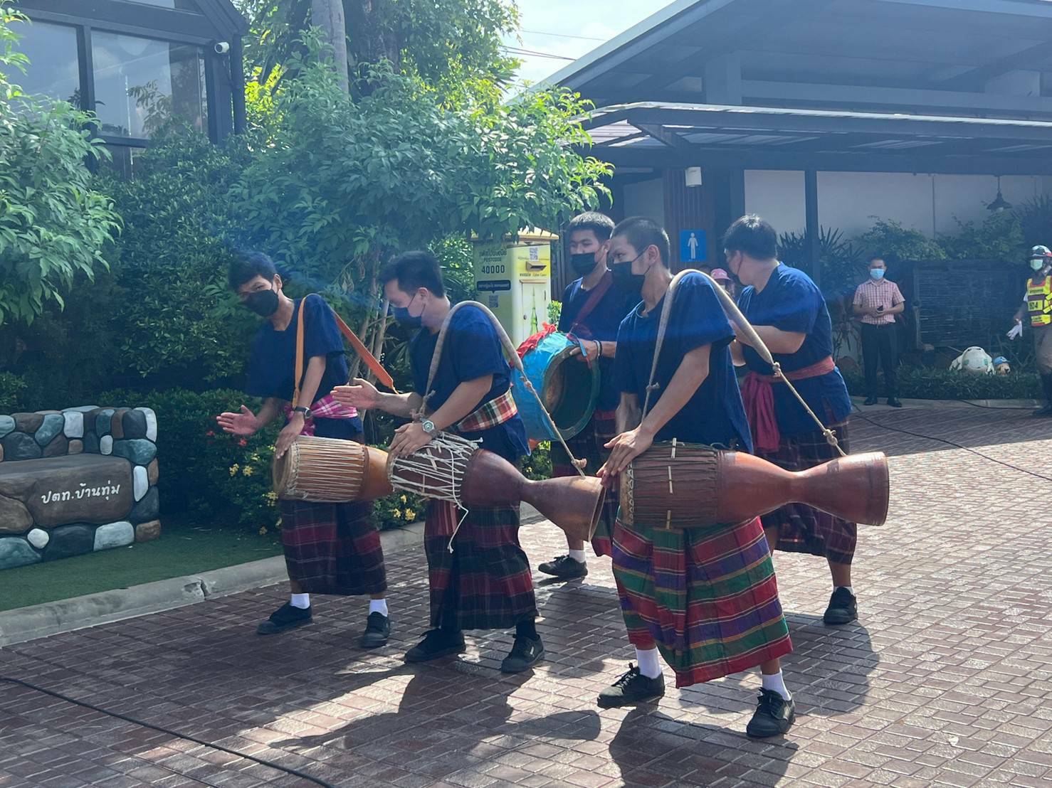 ?จว.ขอนแก่น : จัดงาน “OTOP” เปิดพื้นที่นำผู้ประกอบการจำหน่ายผลิตภัณฑ์ชุมชน และร่วมบริจาคโลหิต เนื่องในโอกาสวันเฉลิมพระชนมพรรษา สมเด็จพระนางเจ้าฯ พระบรมราชินี ในวันที่ 3 มิถุนายน 2565?