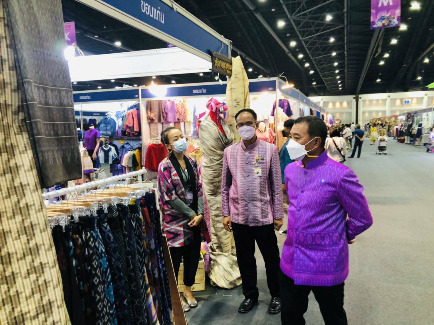 ?จังหวัดขอนแก่น : ฯพณฯ รัฐมนตรีช่วยว่าการกระทรวงมหาดไทย (นายทรงศักดิ์ ทองศรี) พร้อมคณะที่ปรึกษารัฐมนตรี ได้ตรวจเยี่ยมชมและให้กำลังใจผู้ผลิต ผู้ประกอบการ OTOP จังหวัดขอนแก่น ในงาน OTOP Midyear 2022 “สุขช้อป สุขใจ สุขทั่วไทย รวมไว้ในที่เดียว ?
