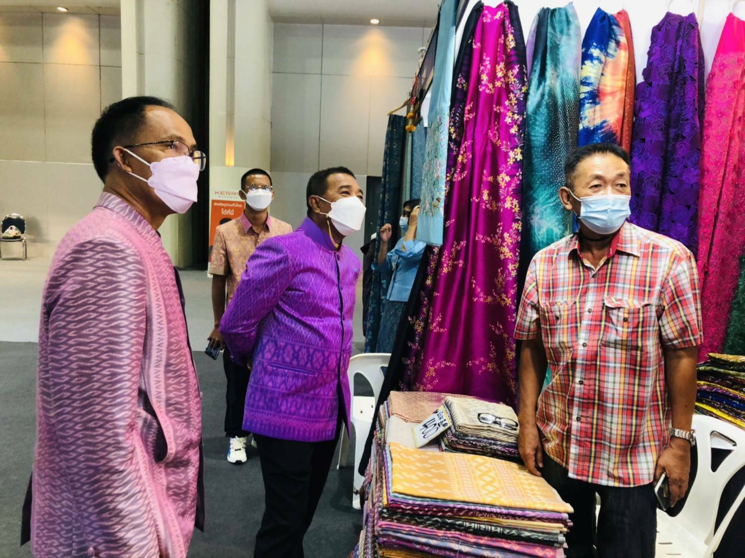 ?จังหวัดขอนแก่น : ฯพณฯ รัฐมนตรีช่วยว่าการกระทรวงมหาดไทย (นายทรงศักดิ์ ทองศรี) พร้อมคณะที่ปรึกษารัฐมนตรี ได้ตรวจเยี่ยมชมและให้กำลังใจผู้ผลิต ผู้ประกอบการ OTOP จังหวัดขอนแก่น ในงาน OTOP Midyear 2022 “สุขช้อป สุขใจ สุขทั่วไทย รวมไว้ในที่เดียว ?