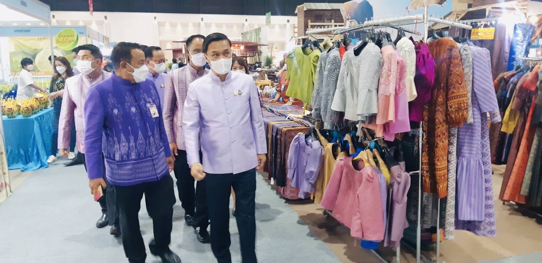 ?จังหวัดขอนแก่น : ฯพณฯ รัฐมนตรีช่วยว่าการกระทรวงมหาดไทย (นายทรงศักดิ์ ทองศรี) พร้อมคณะที่ปรึกษารัฐมนตรี ได้ตรวจเยี่ยมชมและให้กำลังใจผู้ผลิต ผู้ประกอบการ OTOP จังหวัดขอนแก่น ในงาน OTOP Midyear 2022 “สุขช้อป สุขใจ สุขทั่วไทย รวมไว้ในที่เดียว ?