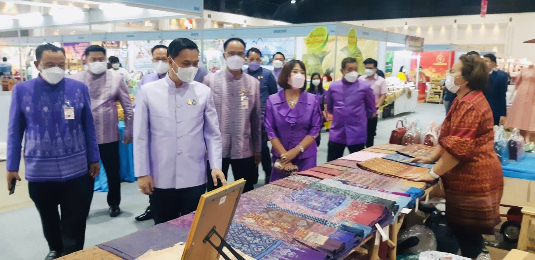 ?จังหวัดขอนแก่น : ฯพณฯ รัฐมนตรีช่วยว่าการกระทรวงมหาดไทย (นายทรงศักดิ์ ทองศรี) พร้อมคณะที่ปรึกษารัฐมนตรี ได้ตรวจเยี่ยมชมและให้กำลังใจผู้ผลิต ผู้ประกอบการ OTOP จังหวัดขอนแก่น ในงาน OTOP Midyear 2022 “สุขช้อป สุขใจ สุขทั่วไทย รวมไว้ในที่เดียว ?