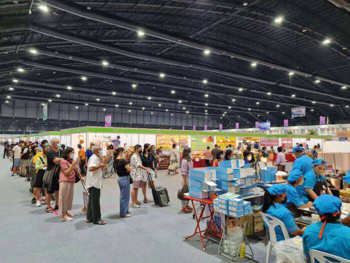 ?จังหวัดขอนแก่น : ฯพณฯ รัฐมนตรีช่วยว่าการกระทรวงมหาดไทย (นายทรงศักดิ์ ทองศรี) พร้อมคณะที่ปรึกษารัฐมนตรี ได้ตรวจเยี่ยมชมและให้กำลังใจผู้ผลิต ผู้ประกอบการ OTOP จังหวัดขอนแก่น ในงาน OTOP Midyear 2022 “สุขช้อป สุขใจ สุขทั่วไทย รวมไว้ในที่เดียว ?