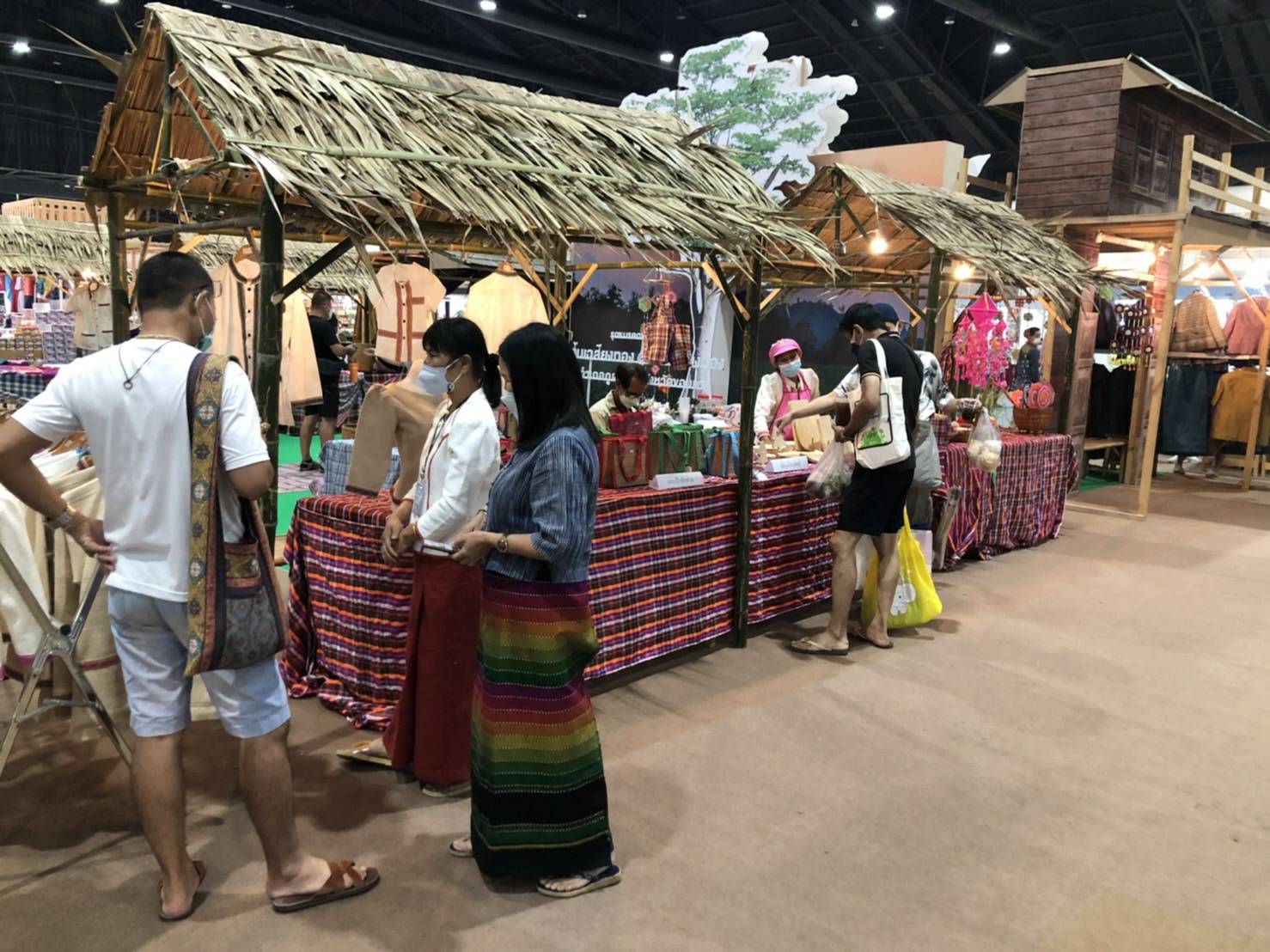 ?จังหวัดขอนแก่น : ฯพณฯ รัฐมนตรีช่วยว่าการกระทรวงมหาดไทย (นายทรงศักดิ์ ทองศรี) พร้อมคณะที่ปรึกษารัฐมนตรี ได้ตรวจเยี่ยมชมและให้กำลังใจผู้ผลิต ผู้ประกอบการ OTOP จังหวัดขอนแก่น ในงาน OTOP Midyear 2022 “สุขช้อป สุขใจ สุขทั่วไทย รวมไว้ในที่เดียว ?