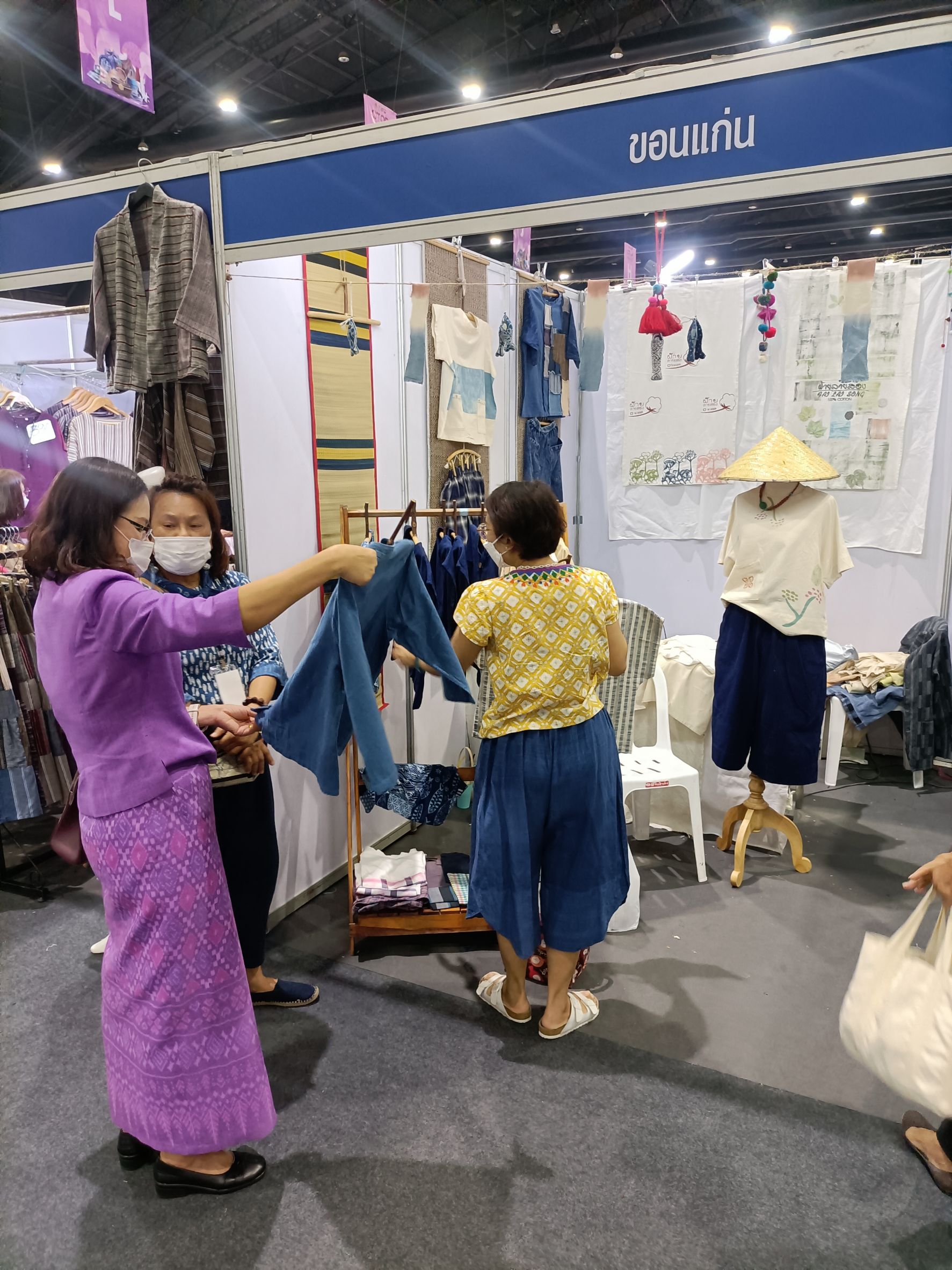 ?พช.ขอนแก่น นำผู้ประกอบการ OTOP เข้าร่วมงาน OTOP Midyear 2022 “สุขช้อป สุขใจ สุขทั่วไทย รวมไว้ในที่เดียว ?