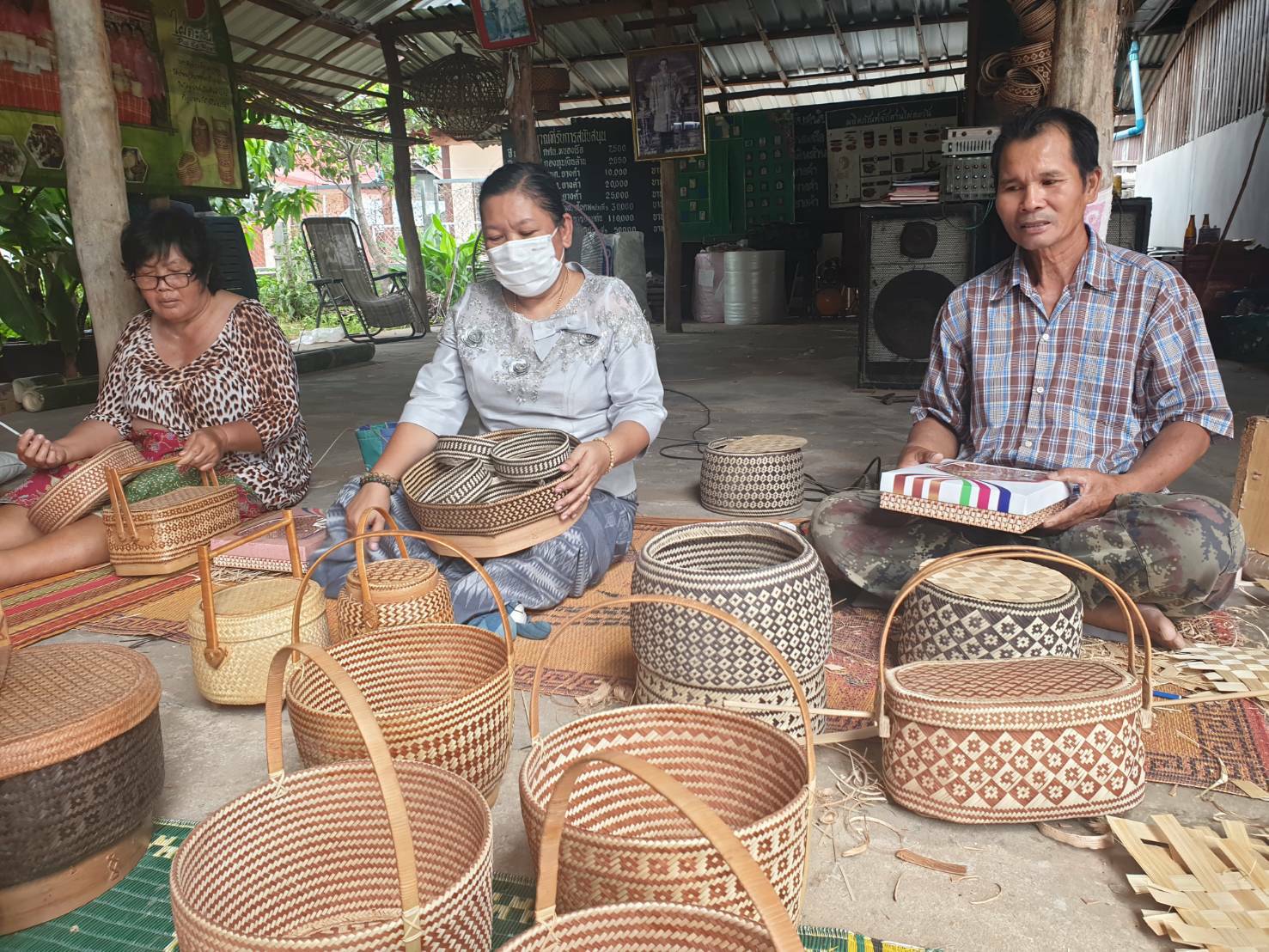 ?พช.ขอนแก่น : ลงพื้นที่กลุ่มจักสานกระติ๊บข้าวไผ่ตะวัน เพื่อเตรียมส่งงานหัตถกรรมที่นำลายพระราชทานมาต่อยอดงานจักสาน ที่มีความโดดเด่น และยอดเยี่ยม เข้าประกวดผ้าลายพระราชทาน “ผ้าขิดลายนารีรัตนราชกัญญา”?