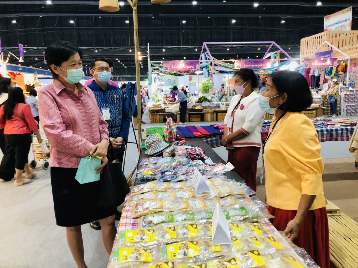 ?พช.ขอนแก่น : นำผู้ประกอบการ OTOP เข้าร่วมงาน OTOP Midyear 2022 “สุขช้อป สุขใจ สุขทั่วไทย รวมไว้ในที่เดียว ?