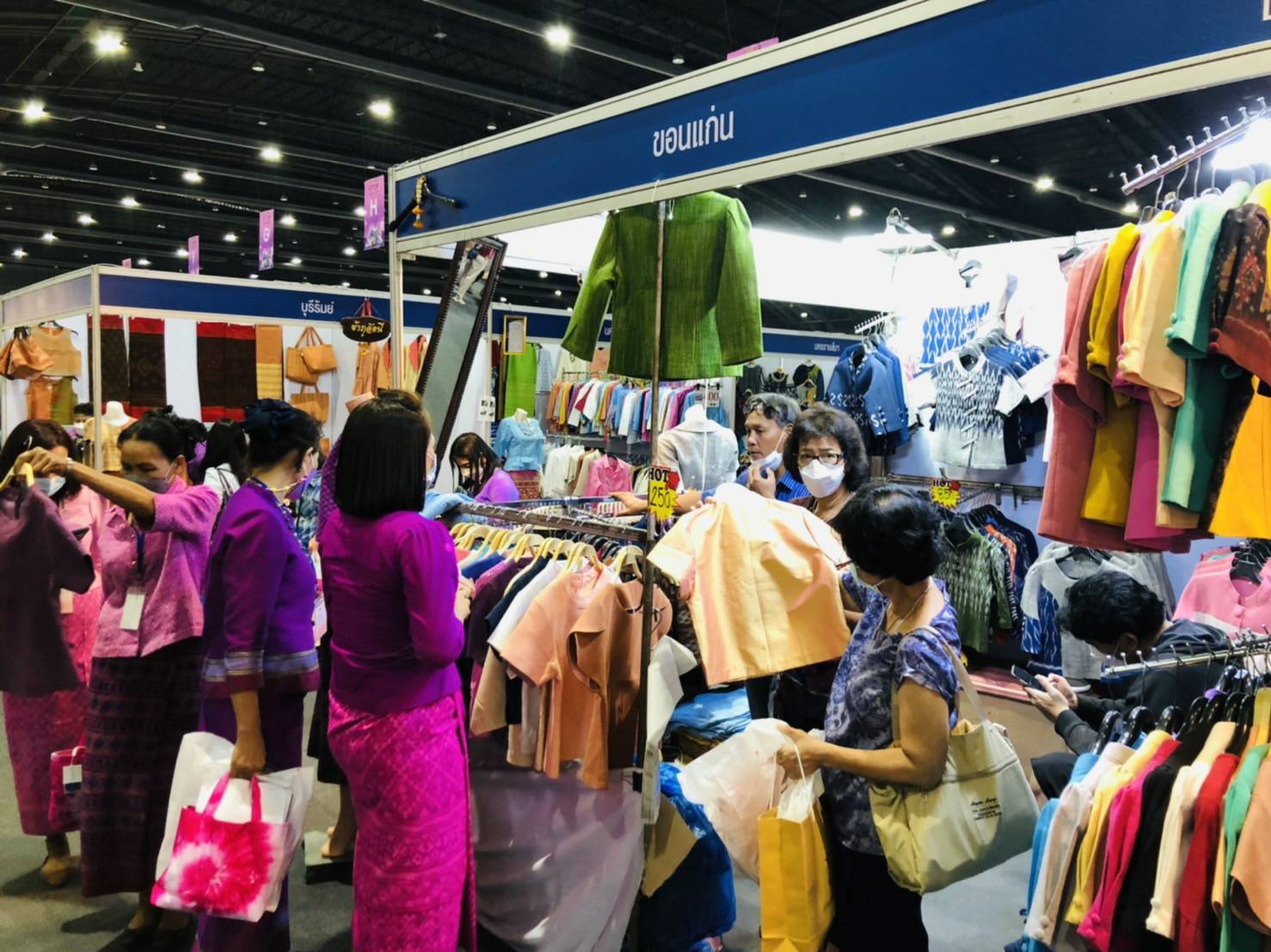 ?พช.ขอนแก่น : นำผู้ประกอบการ OTOP เข้าร่วมงาน OTOP Midyear 2022 “สุขช้อป สุขใจ สุขทั่วไทย รวมไว้ในที่เดียว ?