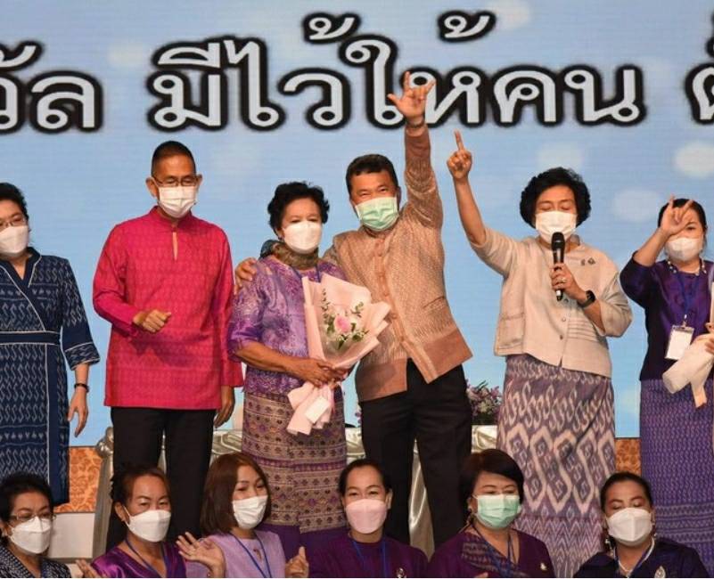 ?จังหวัดขอนแก่น: ร่วมโครงการกองทุนพัฒนาบทบาทสตรี สร้างโอกาสด้านอาชีพ สร้างสรรค์บทบาทสตรี สู่ความเข้มแข็งในชุมชน  “นายกสมาคมแม่บ้านมหาดไทยและปลัดกระทรวงมหาดไทย เน้นย้ำ ผู้นำกองทุนพัฒนาบทบาทสตรี ต้องกระตุ้นปลุกเร้าภาคีเครือข่ายและทีมงานเอาจริงเอาจัง เดินหน้าขับเคลื่อนกองทุนฯ เพื่อพัฒนาอาชีพ พัฒนาคุณภาพชีวิตสตรีไทย ลดมูลหนี้ให้คงเหลือไม่เกินร้อยละ 5 ในปี 2566”?