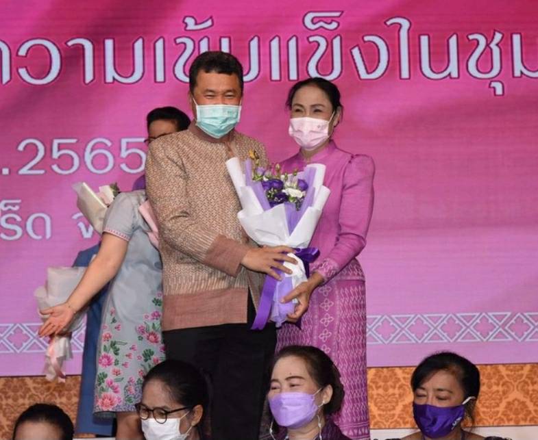 ?จังหวัดขอนแก่น: ร่วมโครงการกองทุนพัฒนาบทบาทสตรี สร้างโอกาสด้านอาชีพ สร้างสรรค์บทบาทสตรี สู่ความเข้มแข็งในชุมชน  “นายกสมาคมแม่บ้านมหาดไทยและปลัดกระทรวงมหาดไทย เน้นย้ำ ผู้นำกองทุนพัฒนาบทบาทสตรี ต้องกระตุ้นปลุกเร้าภาคีเครือข่ายและทีมงานเอาจริงเอาจัง เดินหน้าขับเคลื่อนกองทุนฯ เพื่อพัฒนาอาชีพ พัฒนาคุณภาพชีวิตสตรีไทย ลดมูลหนี้ให้คงเหลือไม่เกินร้อยละ 5 ในปี 2566”?