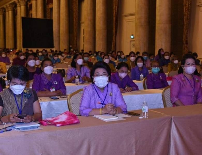 ?จังหวัดขอนแก่น: ร่วมโครงการกองทุนพัฒนาบทบาทสตรี สร้างโอกาสด้านอาชีพ สร้างสรรค์บทบาทสตรี สู่ความเข้มแข็งในชุมชน  “นายกสมาคมแม่บ้านมหาดไทยและปลัดกระทรวงมหาดไทย เน้นย้ำ ผู้นำกองทุนพัฒนาบทบาทสตรี ต้องกระตุ้นปลุกเร้าภาคีเครือข่ายและทีมงานเอาจริงเอาจัง เดินหน้าขับเคลื่อนกองทุนฯ เพื่อพัฒนาอาชีพ พัฒนาคุณภาพชีวิตสตรีไทย ลดมูลหนี้ให้คงเหลือไม่เกินร้อยละ 5 ในปี 2566”?