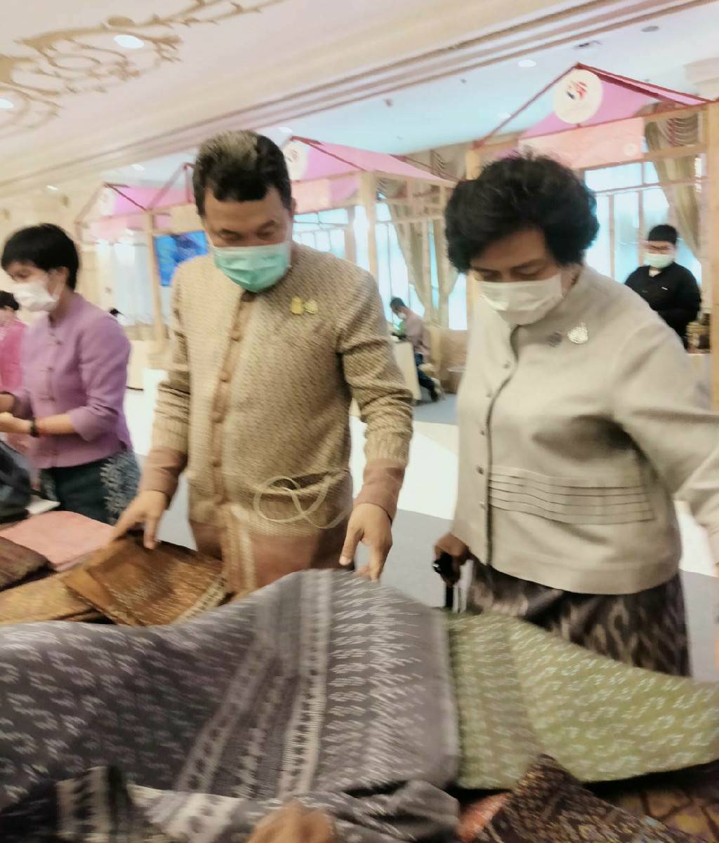 ?จังหวัดขอนแก่น: ร่วมโครงการกองทุนพัฒนาบทบาทสตรี สร้างโอกาสด้านอาชีพ สร้างสรรค์บทบาทสตรี สู่ความเข้มแข็งในชุมชน  “นายกสมาคมแม่บ้านมหาดไทยและปลัดกระทรวงมหาดไทย เน้นย้ำ ผู้นำกองทุนพัฒนาบทบาทสตรี ต้องกระตุ้นปลุกเร้าภาคีเครือข่ายและทีมงานเอาจริงเอาจัง เดินหน้าขับเคลื่อนกองทุนฯ เพื่อพัฒนาอาชีพ พัฒนาคุณภาพชีวิตสตรีไทย ลดมูลหนี้ให้คงเหลือไม่เกินร้อยละ 5 ในปี 2566”?