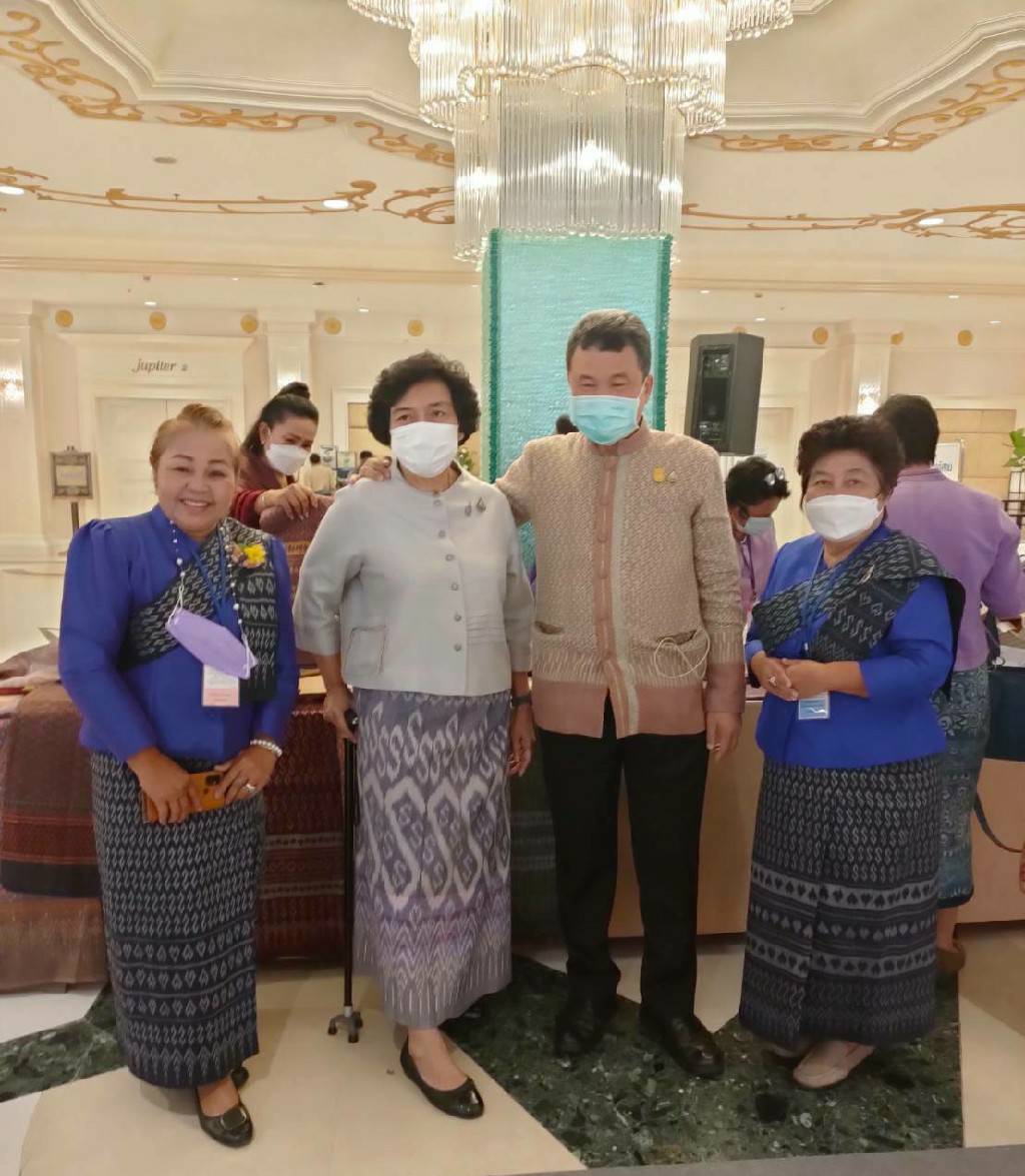 ?จังหวัดขอนแก่น: ร่วมโครงการกองทุนพัฒนาบทบาทสตรี สร้างโอกาสด้านอาชีพ สร้างสรรค์บทบาทสตรี สู่ความเข้มแข็งในชุมชน  “นายกสมาคมแม่บ้านมหาดไทยและปลัดกระทรวงมหาดไทย เน้นย้ำ ผู้นำกองทุนพัฒนาบทบาทสตรี ต้องกระตุ้นปลุกเร้าภาคีเครือข่ายและทีมงานเอาจริงเอาจัง เดินหน้าขับเคลื่อนกองทุนฯ เพื่อพัฒนาอาชีพ พัฒนาคุณภาพชีวิตสตรีไทย ลดมูลหนี้ให้คงเหลือไม่เกินร้อยละ 5 ในปี 2566”?