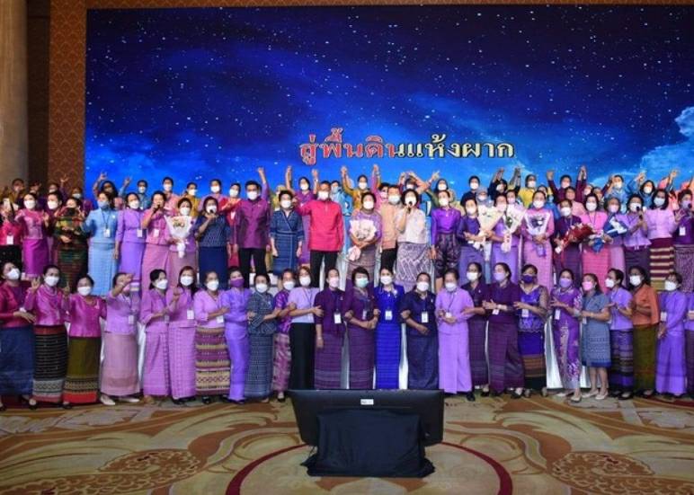 ?จังหวัดขอนแก่น: ร่วมโครงการกองทุนพัฒนาบทบาทสตรี สร้างโอกาสด้านอาชีพ สร้างสรรค์บทบาทสตรี สู่ความเข้มแข็งในชุมชน  “นายกสมาคมแม่บ้านมหาดไทยและปลัดกระทรวงมหาดไทย เน้นย้ำ ผู้นำกองทุนพัฒนาบทบาทสตรี ต้องกระตุ้นปลุกเร้าภาคีเครือข่ายและทีมงานเอาจริงเอาจัง เดินหน้าขับเคลื่อนกองทุนฯ เพื่อพัฒนาอาชีพ พัฒนาคุณภาพชีวิตสตรีไทย ลดมูลหนี้ให้คงเหลือไม่เกินร้อยละ 5 ในปี 2566”?