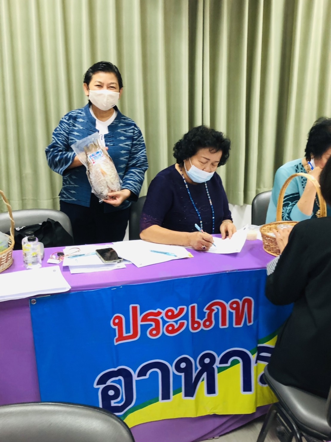?พช.ขอนแก่น : คัดเลือกผลิตภัณฑ์ OTOP เพื่อจัดจำหน่ายในศูนย์ส่งเสริมและพัฒนาสินค้า OTOP จังหวัดขอนแก่น?