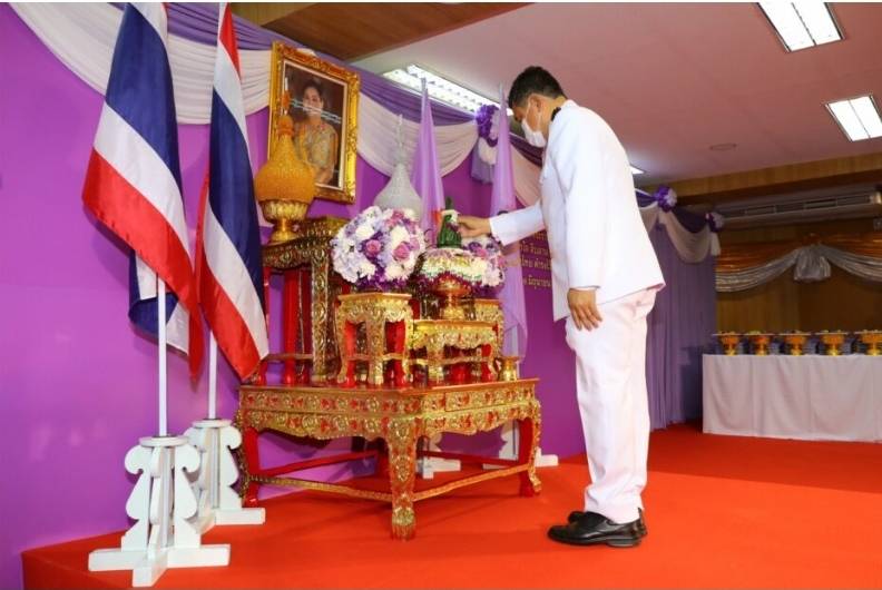 พช.ขอนแก่น : “ผู้ประกอบการ OTOP ขอนแก่น ร่วมพิธีมอบหนังสือพระราชทาน รวมน้ำใจ สืบสาน อนุรักษ์ศิลป์ผ้าถิ่นไทย ดำรงไว้ในแผ่นดิน
