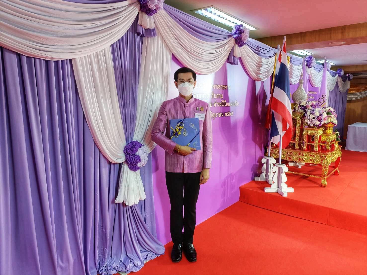 พช.ขอนแก่น : “ผู้ประกอบการ OTOP ขอนแก่น ร่วมพิธีมอบหนังสือพระราชทาน รวมน้ำใจ สืบสาน อนุรักษ์ศิลป์ผ้าถิ่นไทย ดำรงไว้ในแผ่นดิน