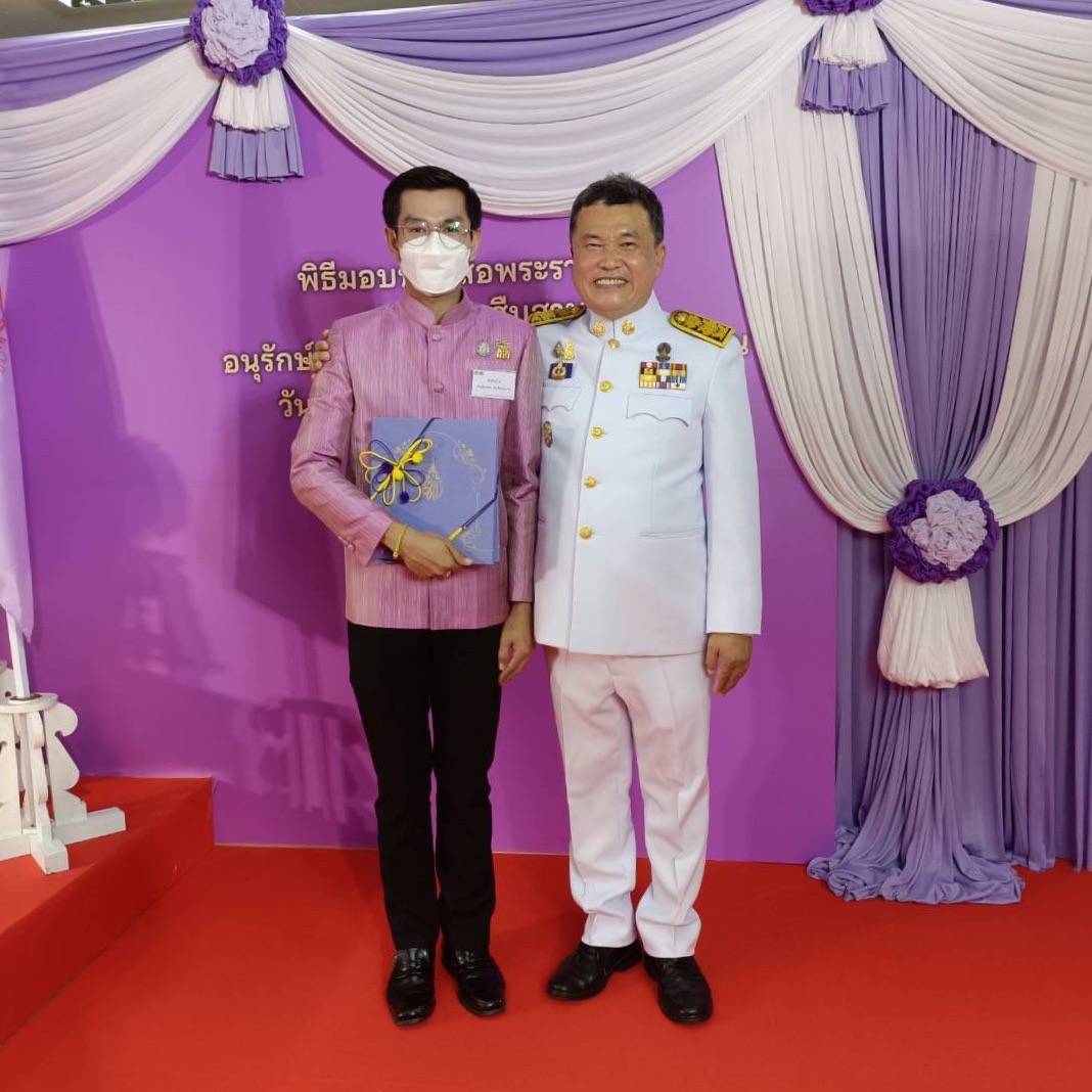 พช.ขอนแก่น : “ผู้ประกอบการ OTOP ขอนแก่น ร่วมพิธีมอบหนังสือพระราชทาน รวมน้ำใจ สืบสาน อนุรักษ์ศิลป์ผ้าถิ่นไทย ดำรงไว้ในแผ่นดิน
