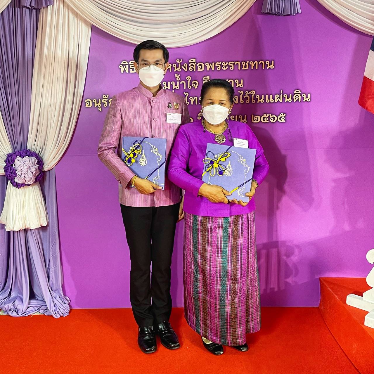 พช.ขอนแก่น : “ผู้ประกอบการ OTOP ขอนแก่น ร่วมพิธีมอบหนังสือพระราชทาน รวมน้ำใจ สืบสาน อนุรักษ์ศิลป์ผ้าถิ่นไทย ดำรงไว้ในแผ่นดิน