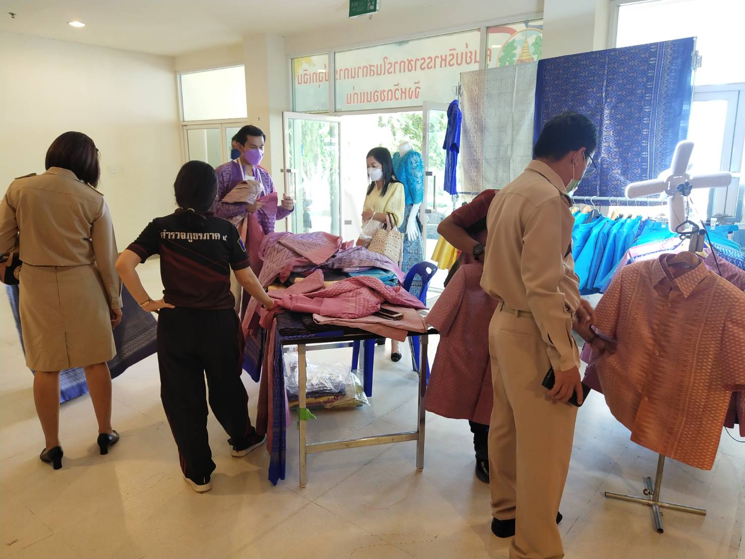 ?พช.ขอนแก่น : ผลักดันสินค้าโอทอป หวังช่วยชุมชนฝ่าวิกฤติ โควิด-19 “จัดกิจกรรมแสดงและจำหน่ายผลิตภัณฑ์ OTOP”ในวันประชุมหัวหน้าส่วนราชการ หัวหน้าหน่วยงานรัฐวิสาหกิจ ประจำเดือนมิถุนายน 2565