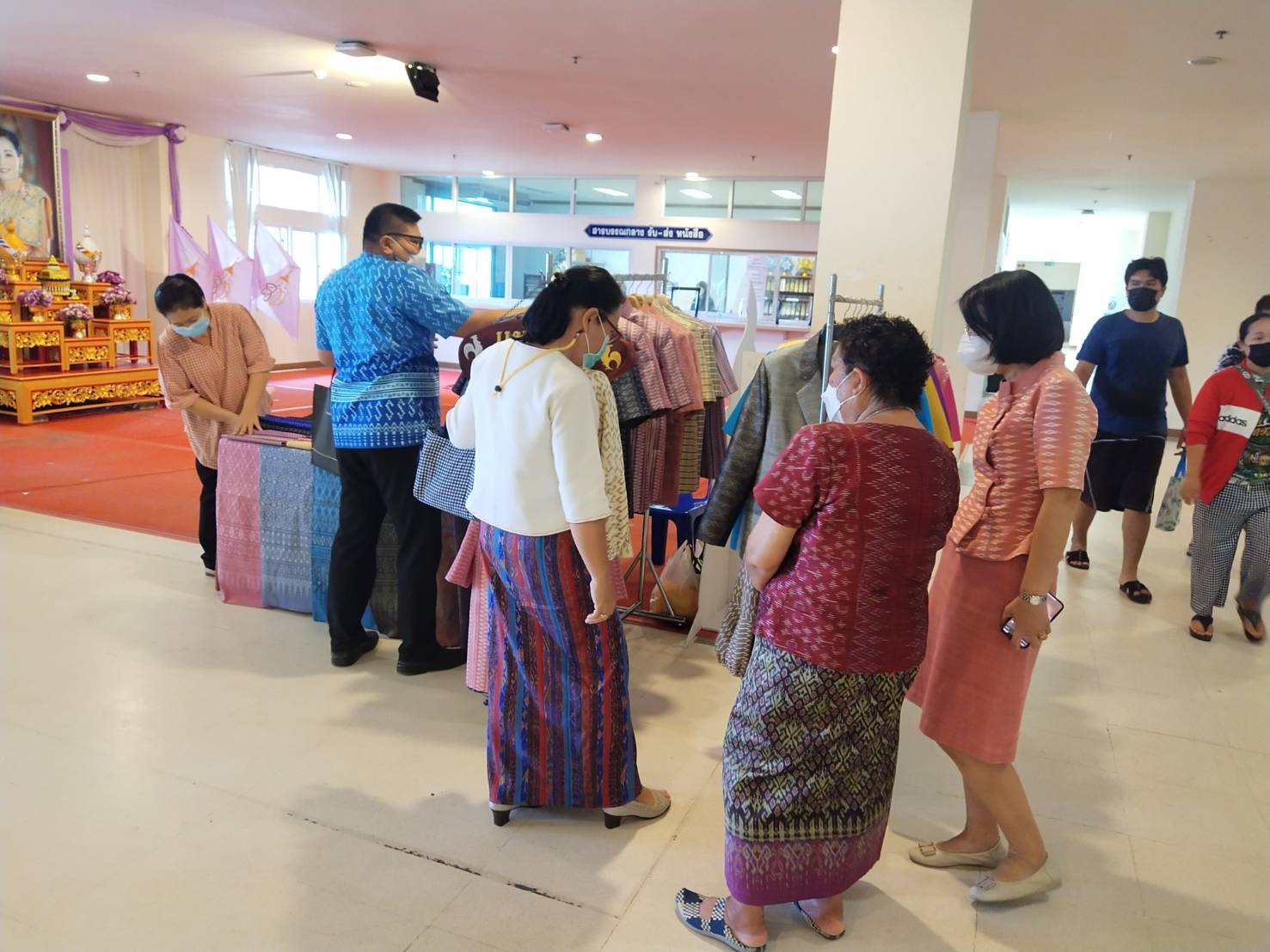 ?พช.ขอนแก่น : ผลักดันสินค้าโอทอป หวังช่วยชุมชนฝ่าวิกฤติ โควิด-19 “จัดกิจกรรมแสดงและจำหน่ายผลิตภัณฑ์ OTOP”ในวันประชุมหัวหน้าส่วนราชการ หัวหน้าหน่วยงานรัฐวิสาหกิจ ประจำเดือนมิถุนายน 2565