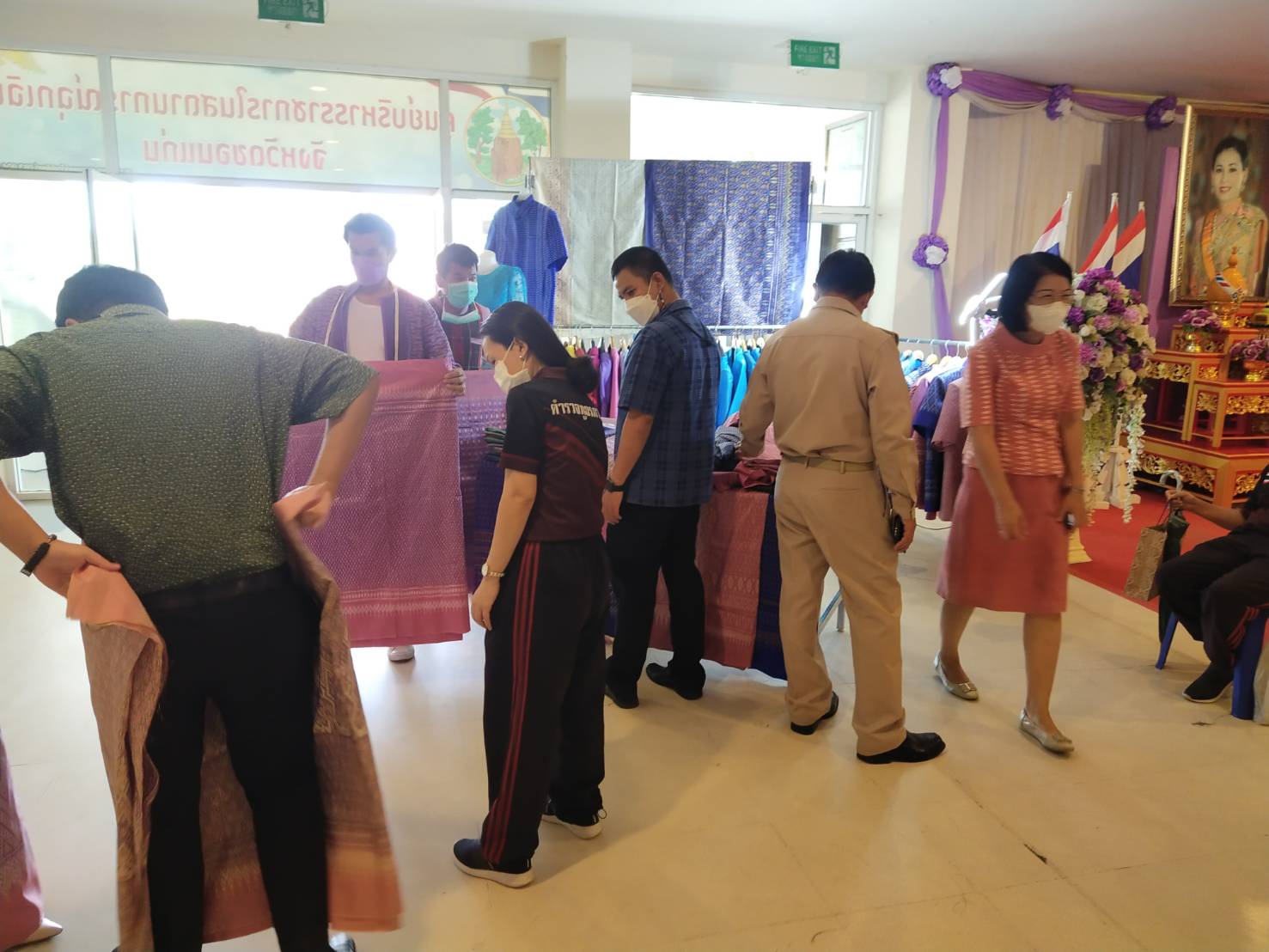 ?พช.ขอนแก่น : ผลักดันสินค้าโอทอป หวังช่วยชุมชนฝ่าวิกฤติ โควิด-19 “จัดกิจกรรมแสดงและจำหน่ายผลิตภัณฑ์ OTOP”ในวันประชุมหัวหน้าส่วนราชการ หัวหน้าหน่วยงานรัฐวิสาหกิจ ประจำเดือนมิถุนายน 2565