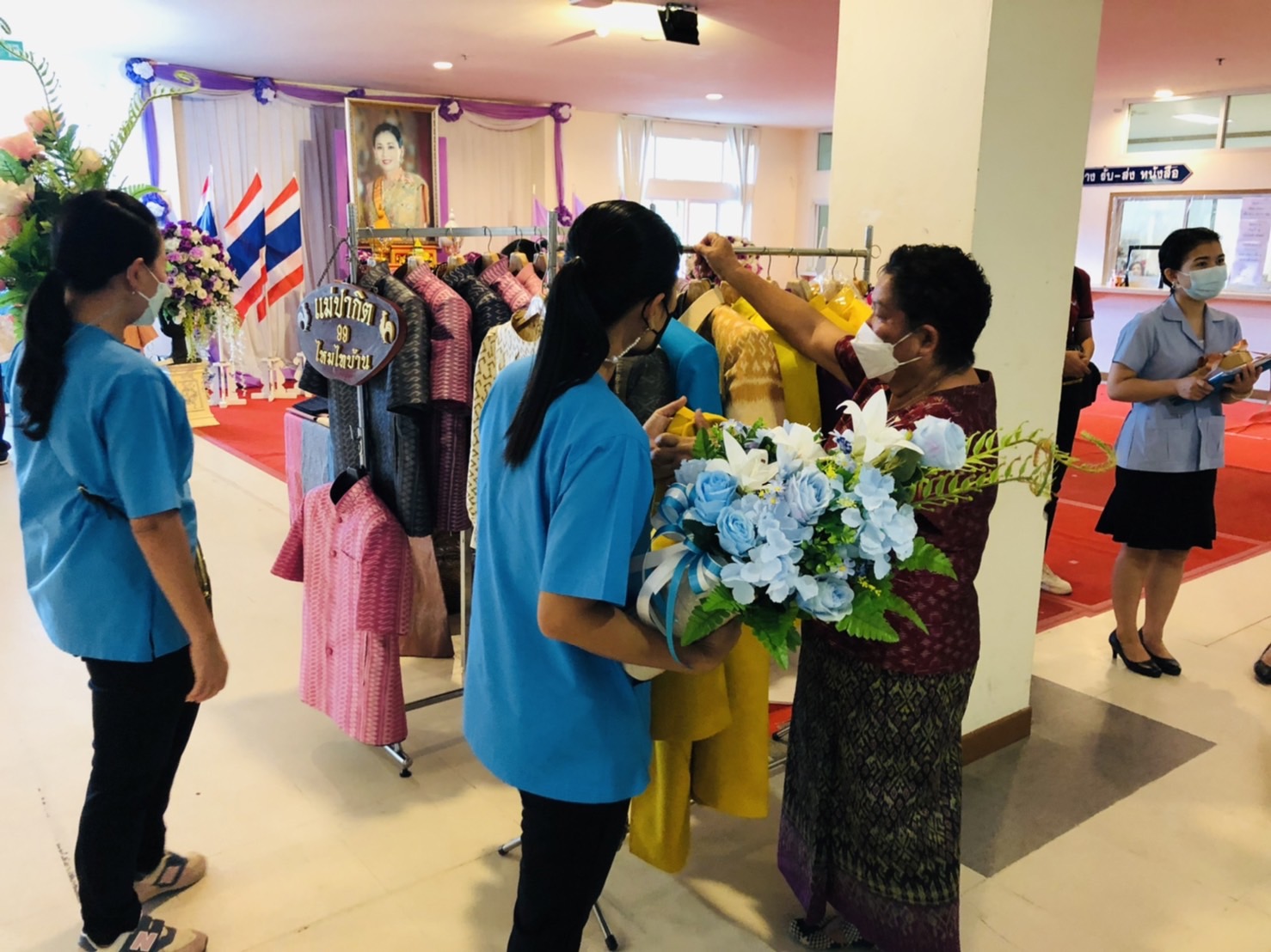 ?พช.ขอนแก่น : ผลักดันสินค้าโอทอป หวังช่วยชุมชนฝ่าวิกฤติ โควิด-19 “จัดกิจกรรมแสดงและจำหน่ายผลิตภัณฑ์ OTOP”ในวันประชุมหัวหน้าส่วนราชการ หัวหน้าหน่วยงานรัฐวิสาหกิจ ประจำเดือนมิถุนายน 2565