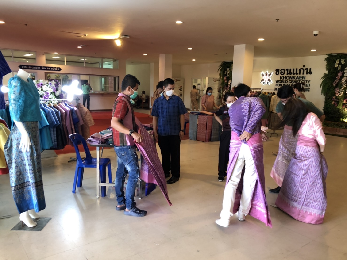 ?พช.ขอนแก่น : ผลักดันสินค้าโอทอป หวังช่วยชุมชนฝ่าวิกฤติ โควิด-19 “จัดกิจกรรมแสดงและจำหน่ายผลิตภัณฑ์ OTOP”ในวันประชุมหัวหน้าส่วนราชการ หัวหน้าหน่วยงานรัฐวิสาหกิจ ประจำเดือนมิถุนายน 2565