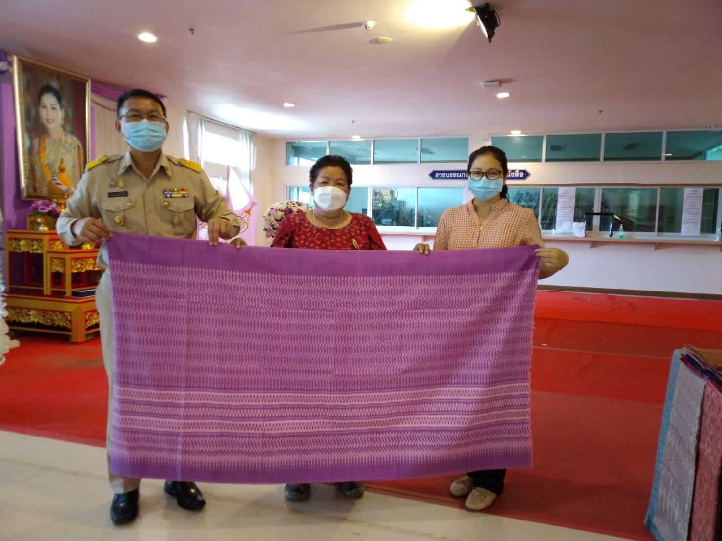 ?พช.ขอนแก่น : ผลักดันสินค้าโอทอป หวังช่วยชุมชนฝ่าวิกฤติ โควิด-19 “จัดกิจกรรมแสดงและจำหน่ายผลิตภัณฑ์ OTOP”ในวันประชุมหัวหน้าส่วนราชการ หัวหน้าหน่วยงานรัฐวิสาหกิจ ประจำเดือนมิถุนายน 2565