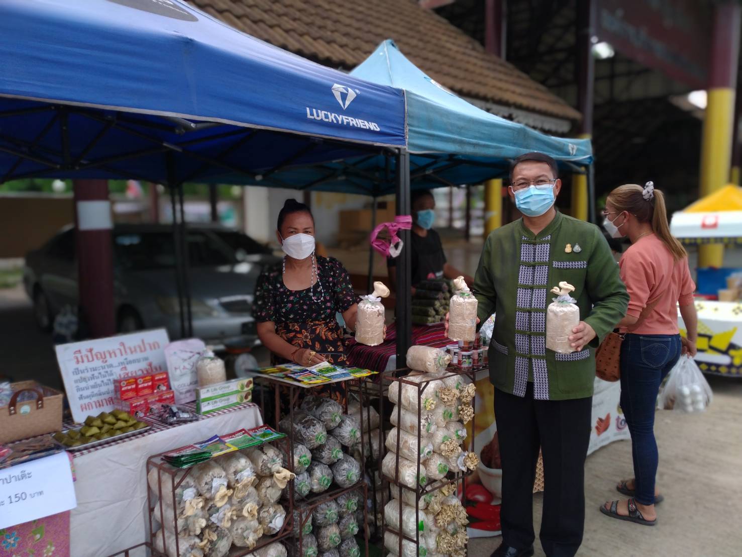 ?พช.ขอนแก่น : จัดตลาดนัดชุมชน ประชาสุขใจ สู้ภัย COVID -19 เพื่อช่วยเหลือพี่น้องเกษตรกร ผู้ผลิตผู้ประกอบการ OTOP กลุ่มผู้ผลิตในชุมชน