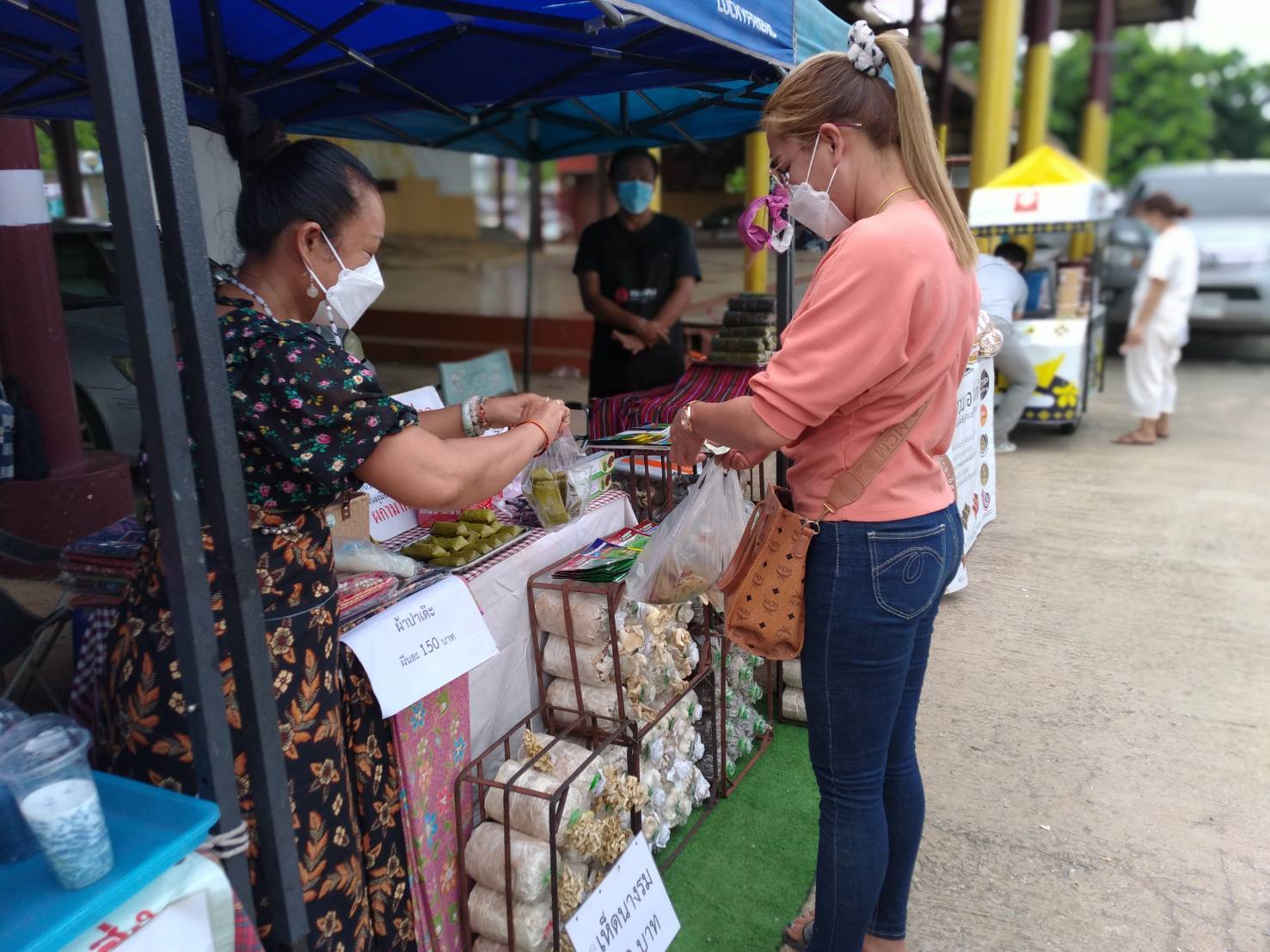 ?พช.ขอนแก่น : จัดตลาดนัดชุมชน ประชาสุขใจ สู้ภัย COVID -19 เพื่อช่วยเหลือพี่น้องเกษตรกร ผู้ผลิตผู้ประกอบการ OTOP กลุ่มผู้ผลิตในชุมชน