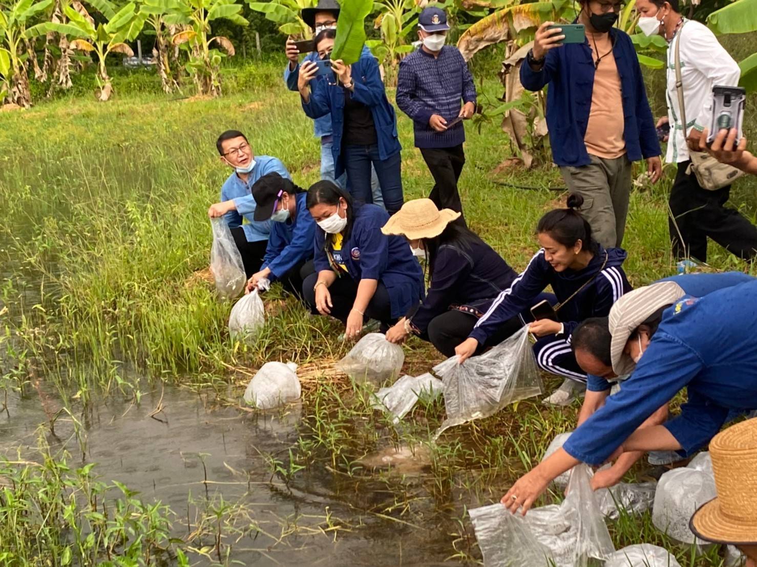 พช.ขอนแก่น : รองอธิบดี พช.(นายสุรศักดิ์ อักษรกุล) พร้อมคณะ ลงพื้นที่ติดตามผลการดำเนินโครงการ “โคก หนอง นา พช.” จ.ขอนแก่น