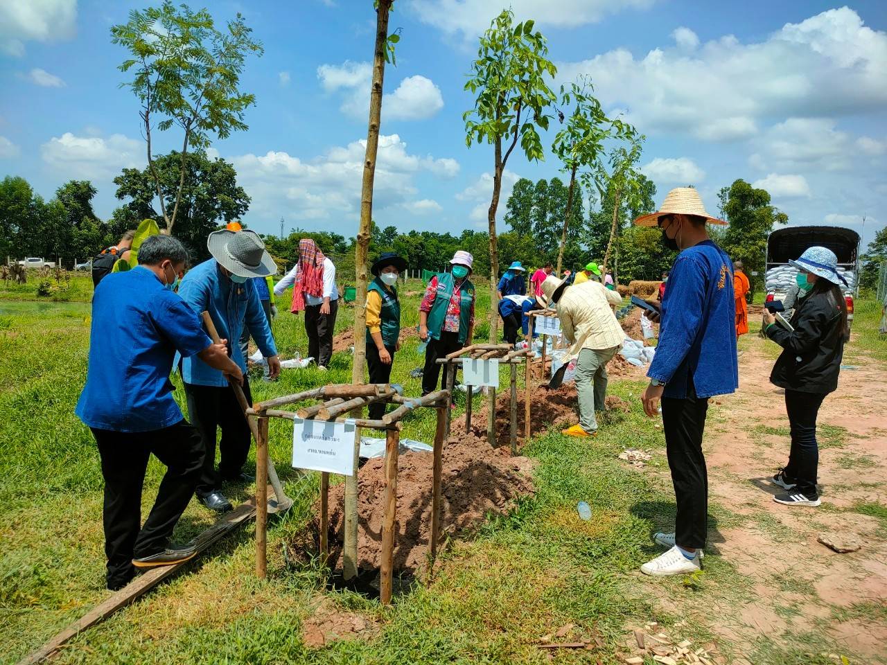 พช.ขอนแก่น : ร่วมกิจกรรมโครงการ 130 ปี กระทรวงมหาดไทย : ความสุขสร้างได้ ด้วยใจอาสา “แบกจอบ เสียม หิ้วปิ่นโต ร่วมสานสัมพันธ์เอามื้อสามัคคี” โคก หนอง นา พุทธอารยเกษตร มจร.ขอนแก่น