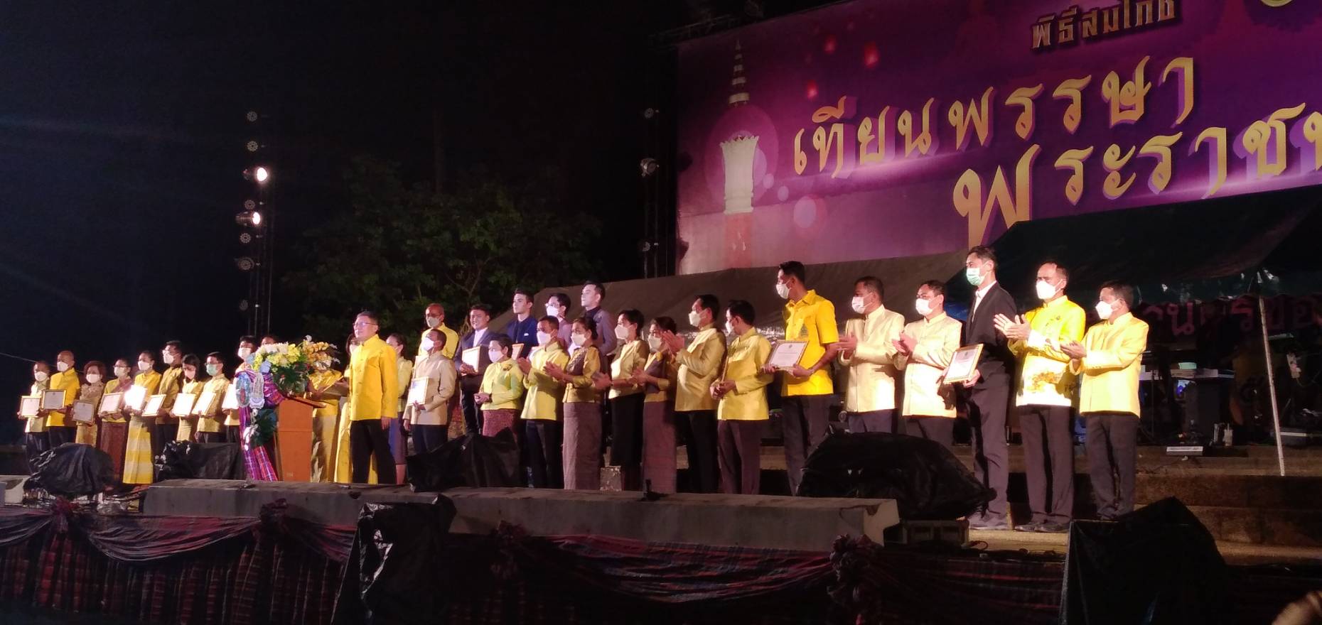 ?จังหวัดขอนแก่น เชิญเทียนพรรษาและผ้าอาบน้ำฝนพระราชทาน และพิธีสมโภชเทียนพรรษาพระราชทาน เมืองขามแก่น เสียงแคน ดอกคูน ประจำปี 2565 ?