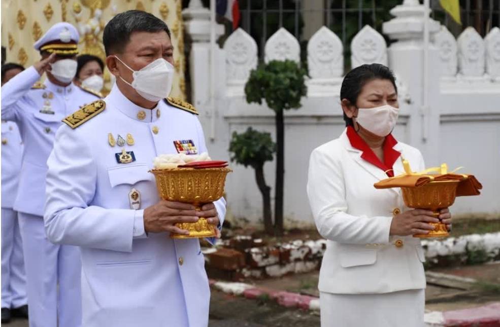 ?จังหวัดขอนแก่น : ผู้ว่าฯ ประกอบพิธีถวายเทียนพรรษาและผ้าอาบน้ำฝนพระราชทาน ณ พระอุโบสถวัดธาตุ พระอารามหลง ตำบลในเมือง อำภอเมืองขอนแก่น จังหวัดขอนแก่น ?