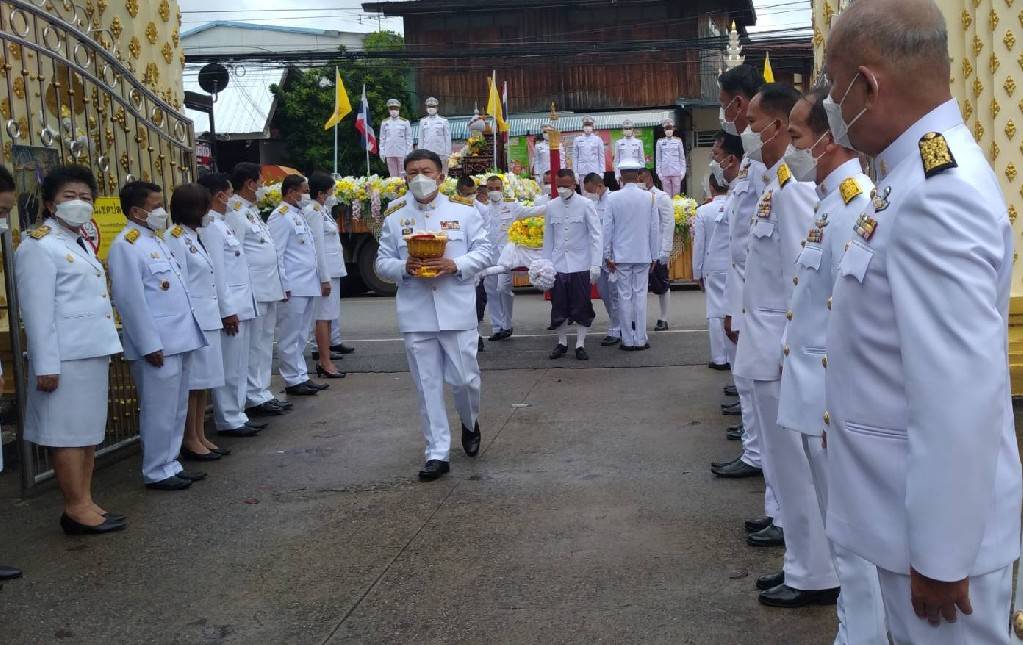 ?จังหวัดขอนแก่น : ผู้ว่าฯ ประกอบพิธีถวายเทียนพรรษาและผ้าอาบน้ำฝนพระราชทาน ณ พระอุโบสถวัดธาตุ พระอารามหลง ตำบลในเมือง อำภอเมืองขอนแก่น จังหวัดขอนแก่น ?