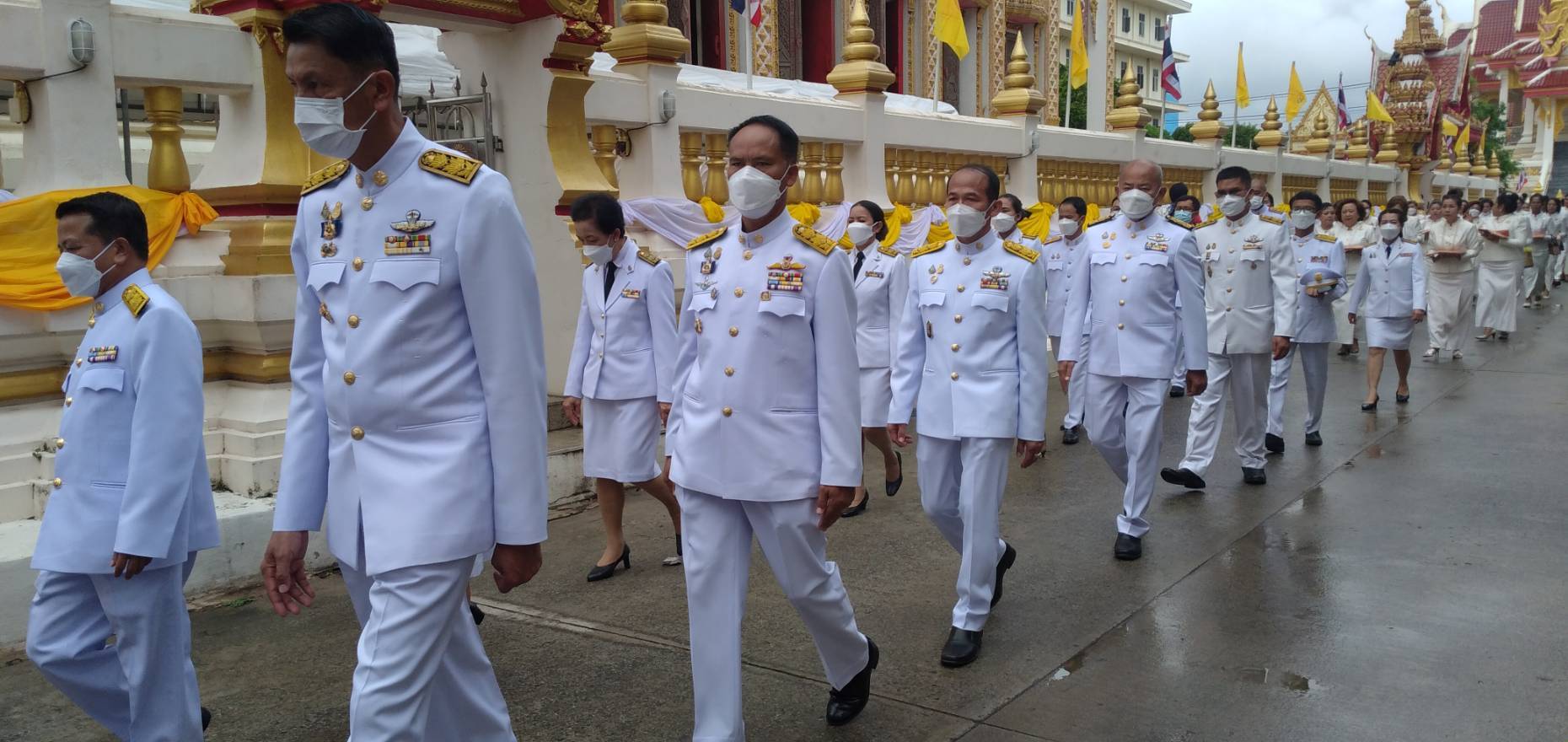 ?จังหวัดขอนแก่น : ผู้ว่าฯ ประกอบพิธีถวายเทียนพรรษาและผ้าอาบน้ำฝนพระราชทาน ณ พระอุโบสถวัดธาตุ พระอารามหลง ตำบลในเมือง อำภอเมืองขอนแก่น จังหวัดขอนแก่น ?