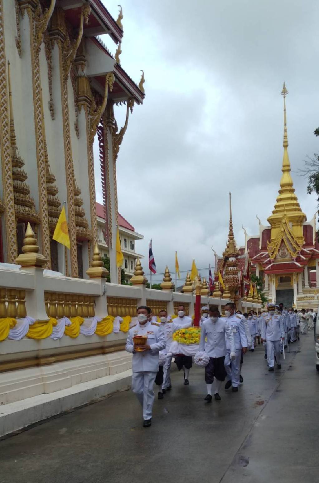 ?จังหวัดขอนแก่น : ผู้ว่าฯ ประกอบพิธีถวายเทียนพรรษาและผ้าอาบน้ำฝนพระราชทาน ณ พระอุโบสถวัดธาตุ พระอารามหลง ตำบลในเมือง อำภอเมืองขอนแก่น จังหวัดขอนแก่น ?