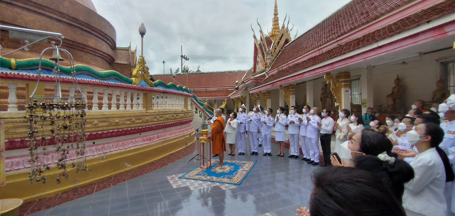 ?จังหวัดขอนแก่น : ผู้ว่าฯ ประกอบพิธีถวายเทียนพรรษาและผ้าอาบน้ำฝนพระราชทาน ณ พระอุโบสถวัดธาตุ พระอารามหลง ตำบลในเมือง อำภอเมืองขอนแก่น จังหวัดขอนแก่น ?