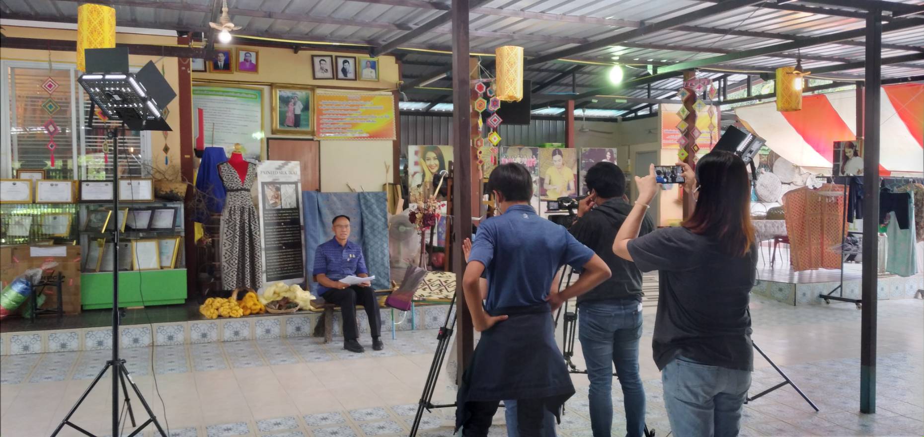 ?พช.ขอนแก่น: ร่วมถ่ายทำรายการ “Hello APEC” ณ กลุ่มทอผ้าไหมมัดหมี่ บ้านหัวฝาย อำเภอชนบท จังหวัดขอนแก่น