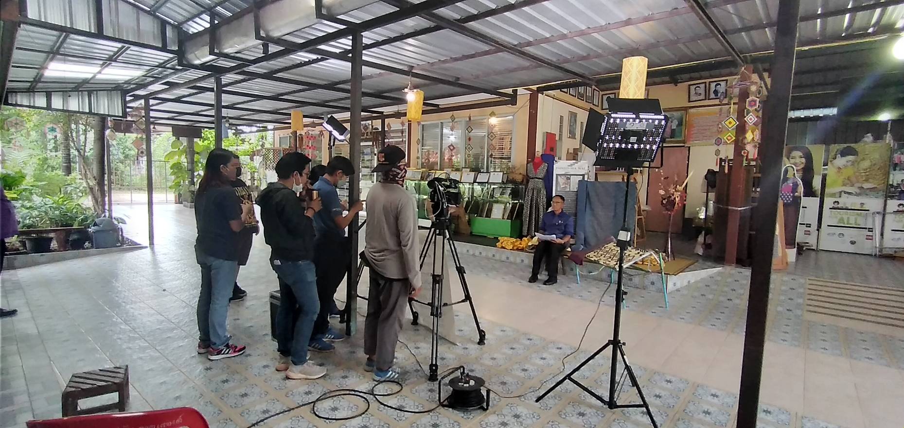 ?พช.ขอนแก่น: ร่วมถ่ายทำรายการ “Hello APEC” ณ กลุ่มทอผ้าไหมมัดหมี่ บ้านหัวฝาย อำเภอชนบท จังหวัดขอนแก่น