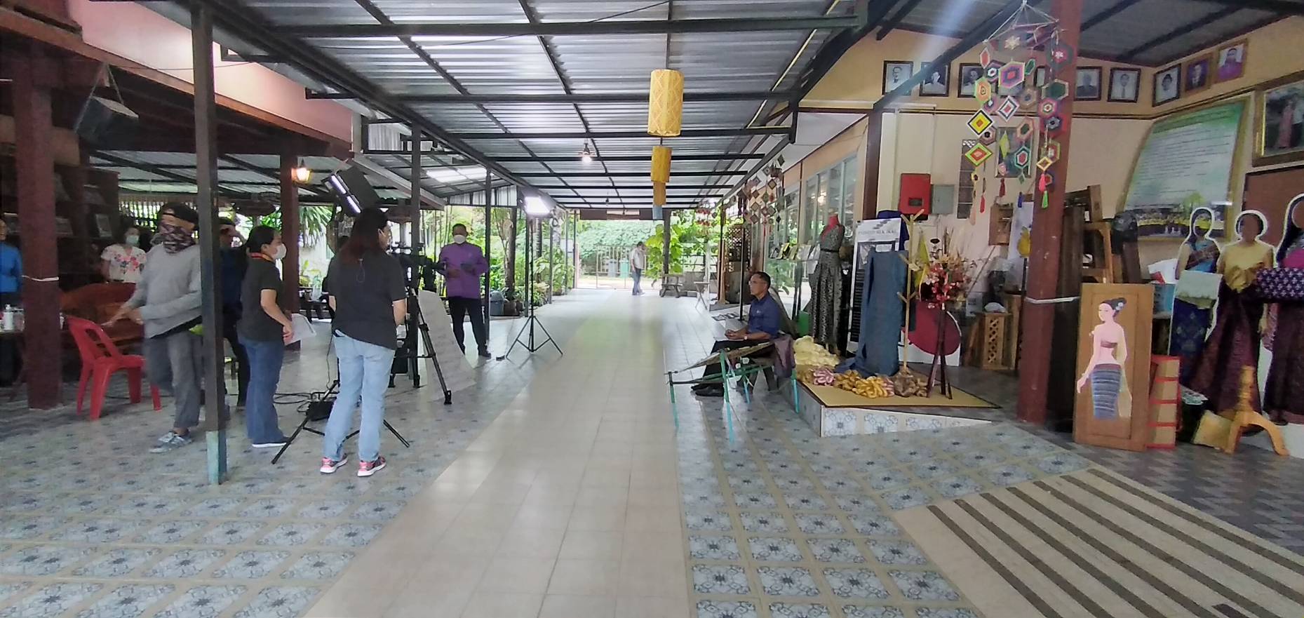 ?พช.ขอนแก่น: ร่วมถ่ายทำรายการ “Hello APEC” ณ กลุ่มทอผ้าไหมมัดหมี่ บ้านหัวฝาย อำเภอชนบท จังหวัดขอนแก่น