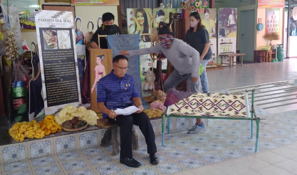 ?พช.ขอนแก่น: ร่วมถ่ายทำรายการ “Hello APEC” ณ กลุ่มทอผ้าไหมมัดหมี่ บ้านหัวฝาย อำเภอชนบท จังหวัดขอนแก่น