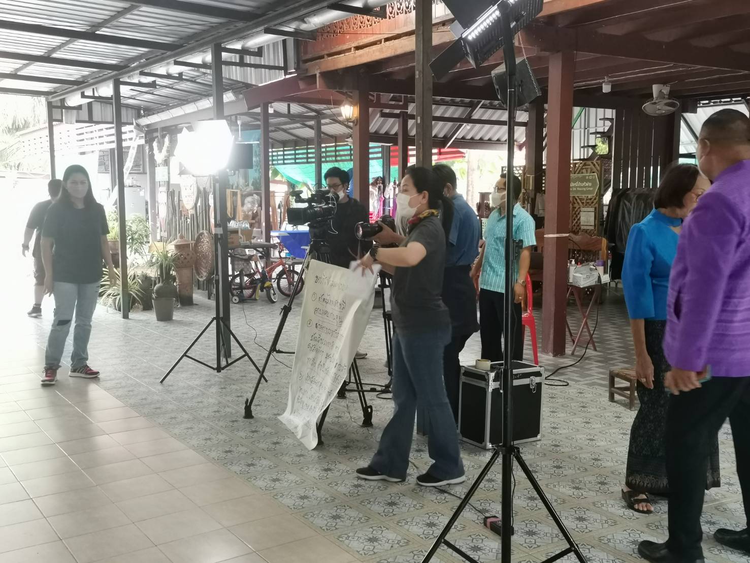 ?พช.ขอนแก่น: ร่วมถ่ายทำรายการ “Hello APEC” ณ กลุ่มทอผ้าไหมมัดหมี่ บ้านหัวฝาย อำเภอชนบท จังหวัดขอนแก่น