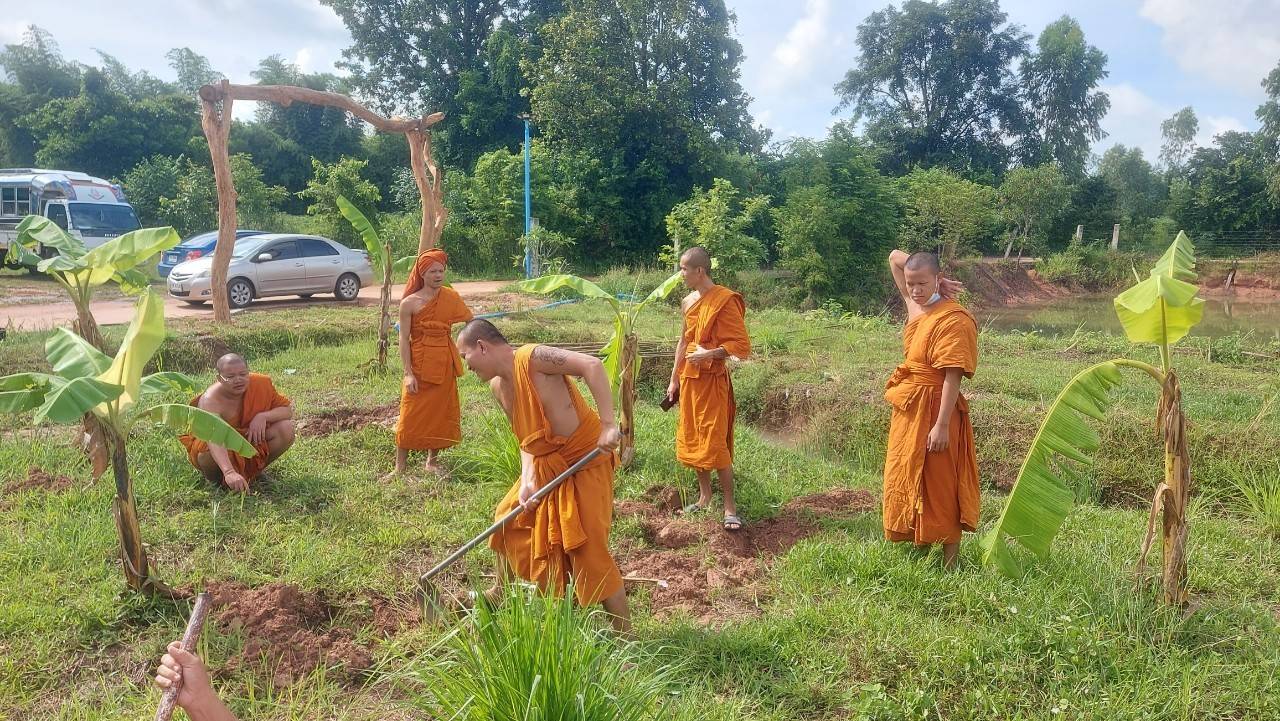 จังหวัดขอนแก่น ร่วมกับมหาวิทยาลัยมหาจุฬาลงกรณราชวิทยาลัย วิทยาเขตขอนแก่น จัดกิจกรรม “จิตอาสาพัฒนาพุทธอารยเกษตร” เฉลิมพระเกียรติพระบาทสมเด็จพระวชิรเกล้าเจ้าอยู่หัว ณ พื้นที่ โคก หนอง นา พุทธอารยเกษตร มหาวิทยาลัยมหาจุฬาลงกรณราชวิทยาลัย วิทยาเขตขอนแก่น