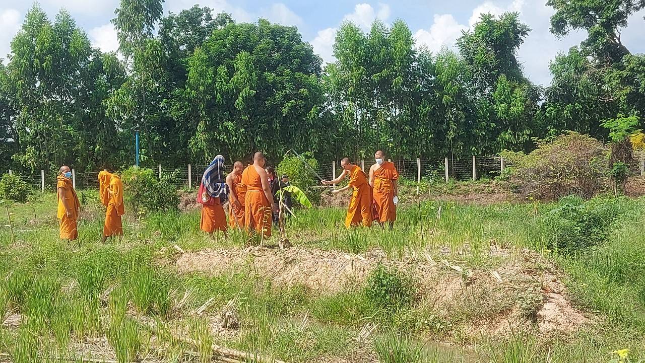 จังหวัดขอนแก่น ร่วมกับมหาวิทยาลัยมหาจุฬาลงกรณราชวิทยาลัย วิทยาเขตขอนแก่น จัดกิจกรรม “จิตอาสาพัฒนาพุทธอารยเกษตร” เฉลิมพระเกียรติพระบาทสมเด็จพระวชิรเกล้าเจ้าอยู่หัว ณ พื้นที่ โคก หนอง นา พุทธอารยเกษตร มหาวิทยาลัยมหาจุฬาลงกรณราชวิทยาลัย วิทยาเขตขอนแก่น