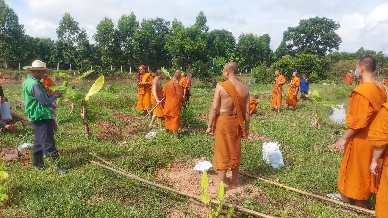 จังหวัดขอนแก่น ร่วมกับมหาวิทยาลัยมหาจุฬาลงกรณราชวิทยาลัย วิทยาเขตขอนแก่น จัดกิจกรรม “จิตอาสาพัฒนาพุทธอารยเกษตร” เฉลิมพระเกียรติพระบาทสมเด็จพระวชิรเกล้าเจ้าอยู่หัว ณ พื้นที่ โคก หนอง นา พุทธอารยเกษตร มหาวิทยาลัยมหาจุฬาลงกรณราชวิทยาลัย วิทยาเขตขอนแก่น