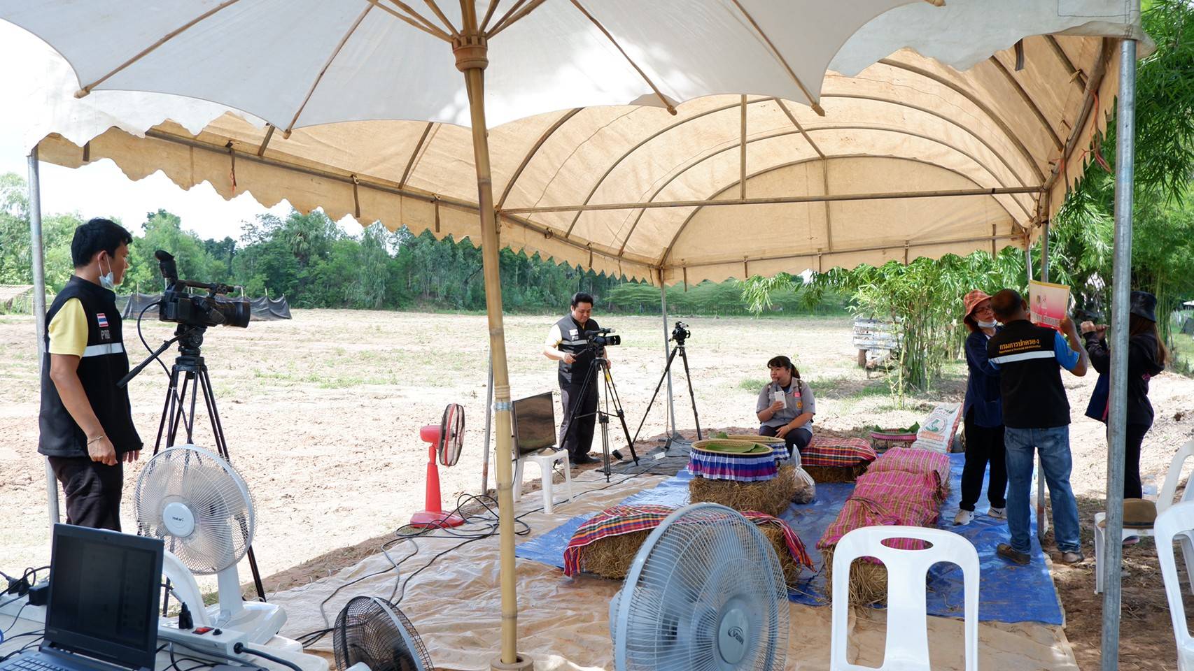 ?พช. ขอนแก่น : ร่วมถ่ายทำรายการ “เล่าเรื่องเมืองขอนแก่น” ประเด็นโครงการ คู่เสี่ยว เกี่ยวก้อย แก้จน คนขอนแก่น ทาง Facebook Live เพจ คนพันธ์ุแชร์ สวท.ขอนแก่น และทางวิทยุ สวท.ขอนแก่น FM 99.50 MHz.?