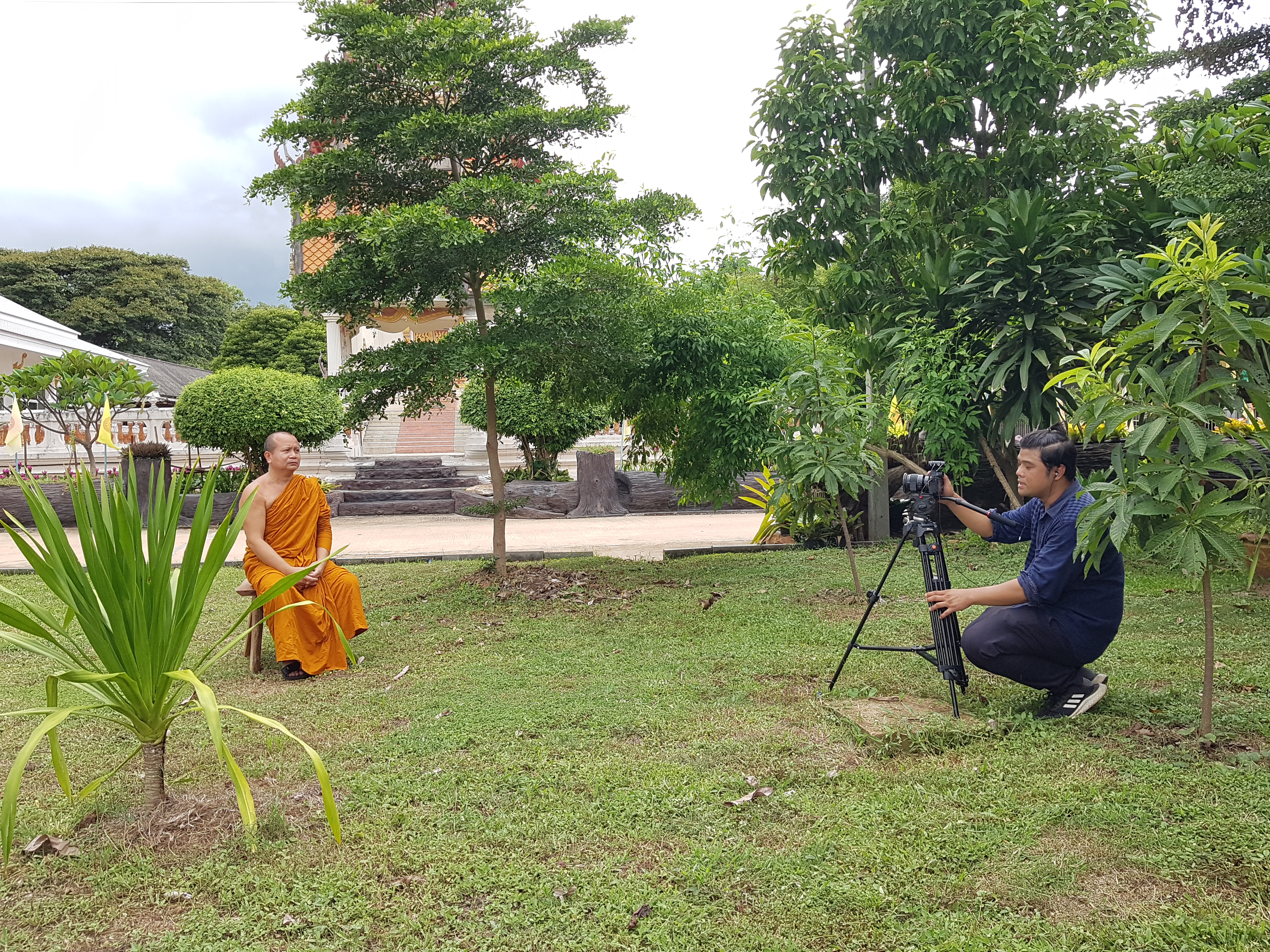 พช.ขอนแก่น ร่วมกับ มจร.ลงพื้นที่ถ่ายทำวิดีทัศน์ขจัดความยากจนและพัฒนาคนทุกช่วงวัยอย่างยั่งยืนตามหลักปรัชญาของเศรษฐกิจพอเพียง โดยใช้ “พลังบวร แก้จนคนขอนแก่น” ณ อำเภอเขาสวนกวาง